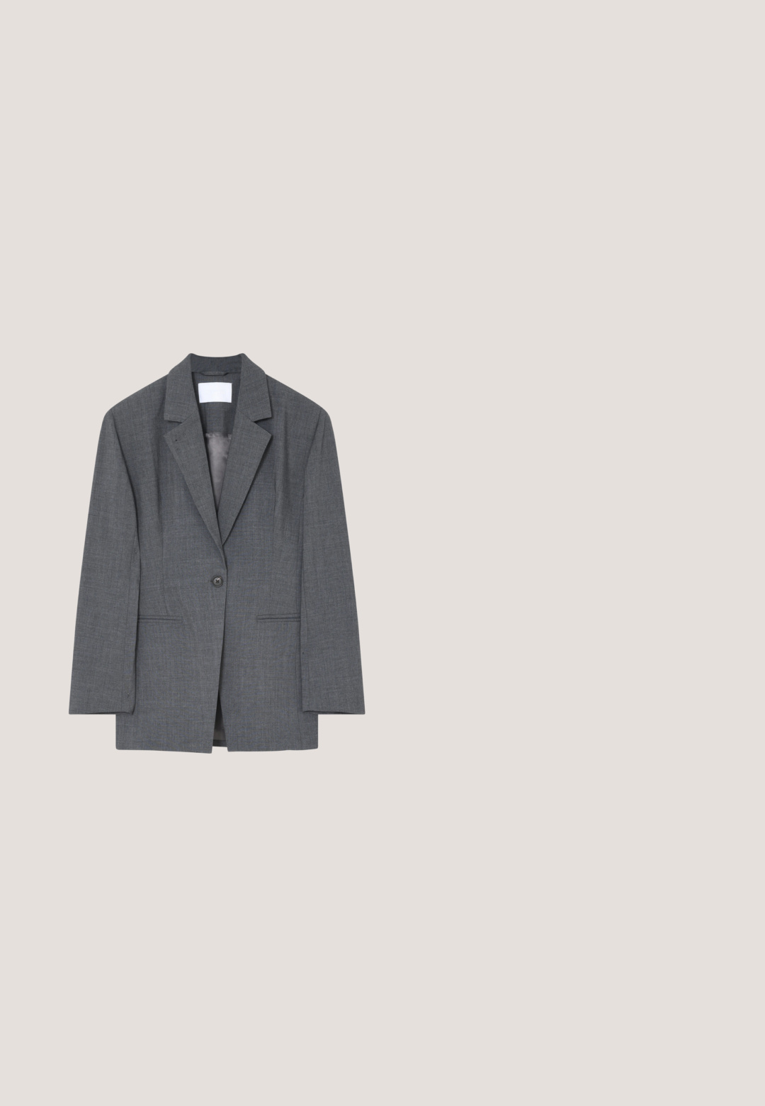 Einreihiger grauer Blazer mit Spitzrevers, langen Ärmeln, Fronttaschen und glattem Innenfutter, vor hellem Hintergrund dargestellt.; Weißes Hemd mit langen Ärmeln, Kragen und Manschetten, flach ausgebreitet mit zugeknöpften Knöpfen in der vorderen Mitte.; Dunkelgraue, maßgeschneiderte Hose mit vorderen Falten, Seitentaschen, Knopf am Bund und Reißverschluss.; Schwarze Leder-Pumps mit spitzem Zehenbereich und schmalem Absatz, glatter Textur und ohne sichtbare Verzierungen. Sauberes Design mit minimalistischem Ästhetik.; Schwarze Leder-Umhängetasche mit zwei langen Tragegriffen, strukturiertem Design, texturierter Oberfläche und geprägtem Logo auf der Vorderseite.; Schmaler schwarzer Ledergürtel mit einer kleinen goldenen Schnalle und mehreren Einstelllöchern, flach auf weißem Hintergrund liegend.