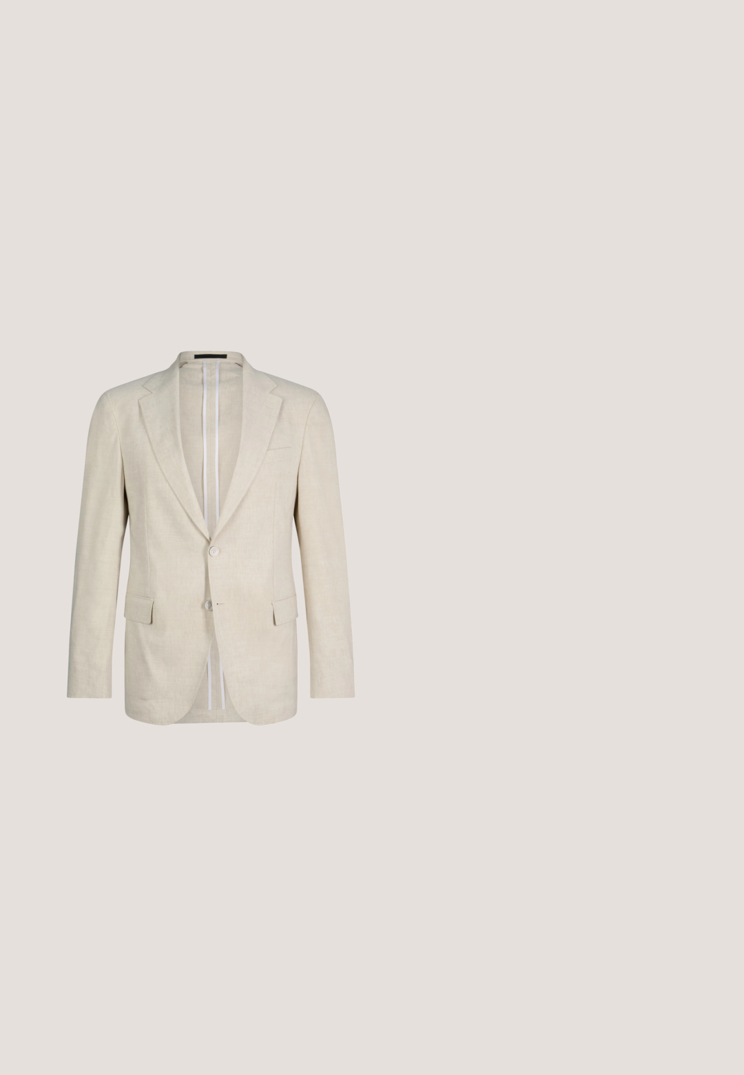 Blazer homme beige clair avec deux boutons, revers crantés et poches à rabat, présenté de face sur fond blanc.; Chemise habillée pour homme à manches longues de couleur beige, avec un boutonnage sur le devant et un col classique, fabriquée en tissu texturé léger.; Pantalons blancs pour hommes, coupe ajustée, avec plis devant, passants de ceinture et une poche latérale sur un fond uni.; Mocassin en suède beige avec des coutures minimales, un talon plat et une semelle en cuir. Présente un accent de lanière unique près du cou-de-pied. Silhouette plate.; Cravate grise avec un motif de petits pois blancs uniformément espacés, posée à plat sur un fond blanc.; Ceinture en daim de couleur gris clair avec une boucle en métal argenté. Présente des détails cousus et une texture lisse. Design classique adapté à diverses tenues.