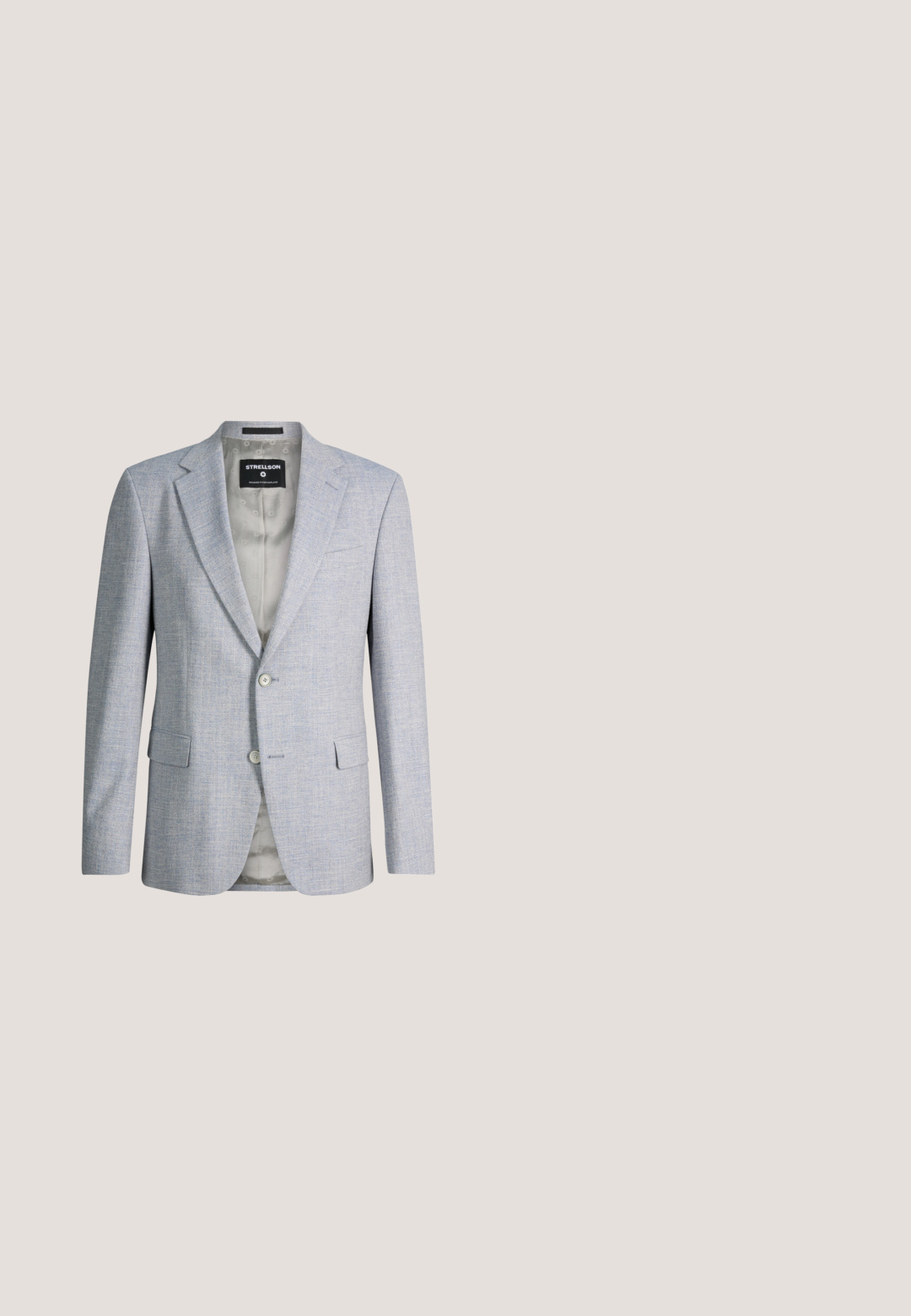 Veste blazer pour homme gris clair avec deux boutons, revers en encoche, poches à rabat et doublure intérieure à motifs de Strellson.; Chemise habillée pour homme à manches longues gris foncé avec col pointu et boutons à l'avant, affichée sur un fond gris clair.; Pantalon habillé noir ajusté avec pli devant, fermeture à boutons, passants pour ceinture et coupe droite classique.; Chaussures à lacets en cuir noir à bouts pointus avec surpiqûres marron, portées avec un pantalon vert sur une surface grise.; Paire de boutons de manchette ronds en argent avec un centre bleu marine et le nom de la marque gravé sur la bordure métallique, présentée sur fond blanc.; Ceinture en cuir noir à finition mate, avec une boucle rectangulaire en métal et une boucle pour réglage, texture lisse et design simple.