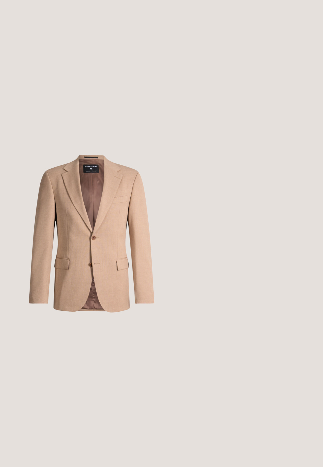 Beige herenblazer met ingesneden revers, twee voorzakken met klep, één borstzak, twee bruine knopen en een gladde voering.; Beige blouse met lange mouwen en knopen, kraag, zichtbare knopen aan de voorkant en manchetten, plat uitgespreid op een witte achtergrond.; Beige broek met een gestructureerde stof en een achterzak, gesloten met een zwarte knoop. Subtiele stikselaccenten langs de zak.; Bruine leren dresschoenen met een slank ontwerp, ronde neus, vijf veterogen, vetersluiting en een lage gestapelde hak. Heeft subtiele stiksels.; Lichtbruine stropdas met een terugkerend patroon van kleine blauwe en roze geometrische vormen.; Bruine leren riem met een gladde textuur, voorzien van een rechthoekige zilveren metalen gesp en een taps toelopend einde.