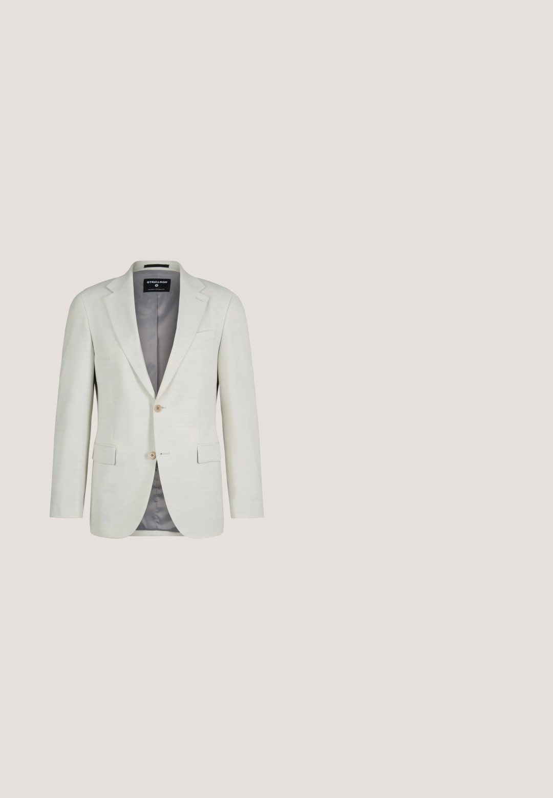 Lichtbeige herenblazer met twee knopen, notch-revers, klepzakken en grijze voering, getoond op een witte achtergrond.; Witte lange mouwen shirt gemaakt van gladde stof met een standaard kraag, sluiting met knopen aan de voorkant en een afgeronde zoom. Geen zichtbare patronen of accenten.; Beige op maat gemaakte broek met een gladde textuur, recht gesneden ontwerp, subtiel ruitpatroon en platte voorkant. Twee achterzakken inbegrepen.; Lichtbruine suède herenschoen met veter, zwarte zool en een klein "BOSS" logo op de hiel.; Lichtgroen zijden pochet met een klein donker bloemmotief en het "BOSS"-logo in het wit gedrukt in een hoek.; Bruine leren riem met een gladde textuur, voorzien van een zilveren metalen gesp en contrasterende stiksels aan de randen.