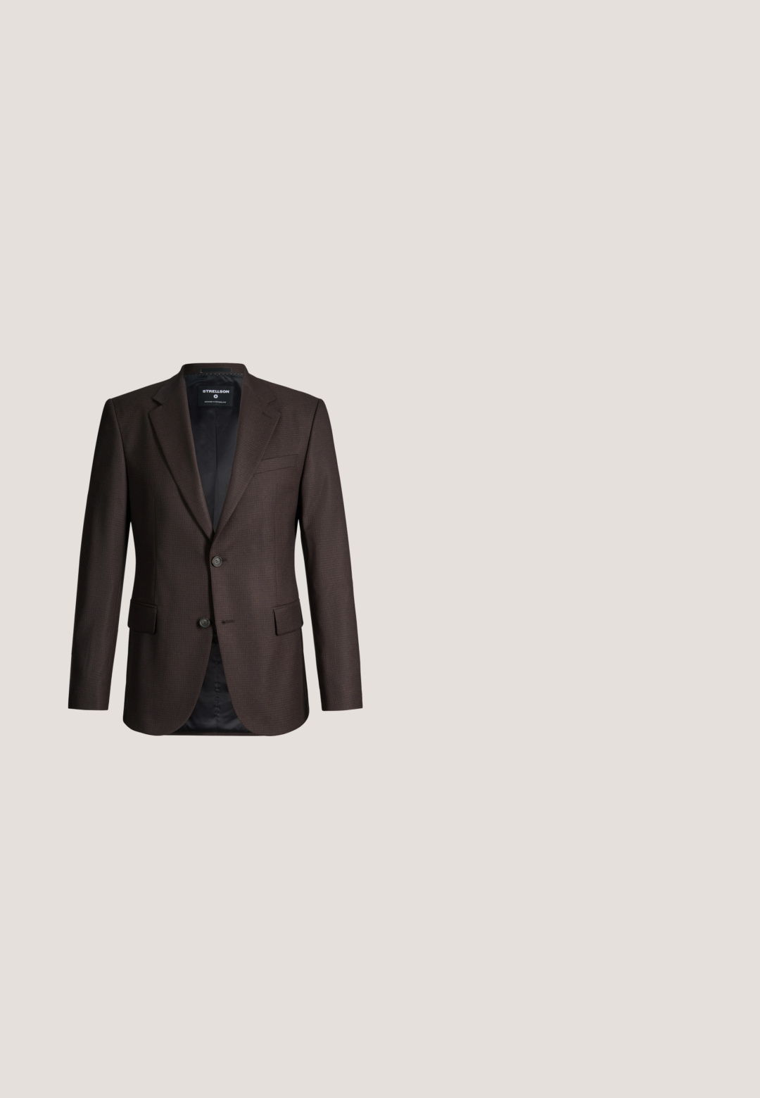 Dunkelbraune Herrenanzugsjacke mit zwei Knöpfen, Kerb-Revers, Pattentaschen und schwarzer Innenfütterung, sichtbar am vorderen Ausschnitt.; Dunkelbraunes Hemd mit Knopfleiste aus texturiertem Stoff. Es hat einen Kragen, lange Ärmel und sechs Knöpfe auf der Vorderseite.; Dunkelburgunderfarbene Hose im Slim-Fit-Schnitt, mit einem Knopfverschluss, Gürtelschlaufen und vorderen Bügelfalten. Glattes Material mit einem eleganten Design.; Dunkelbrauner Lederschnürschuh, der über einem strukturierten beigen Teppich schwebt, mit einem hölzernen Couchtisch und gestapelten Büchern im Hintergrund.; Dunkelbraune Krawatte mit hellbeigen diagonalen Gittern auf einfachem hellem Hintergrund.; Brauner Ledergürtel mit strukturierter Oberfläche, ausgestattet mit einer silbernen Metallschnalle und einer einzelnen Schlaufe zur Anpassung. Gewebtes Design in der Nähe der Schnalle.