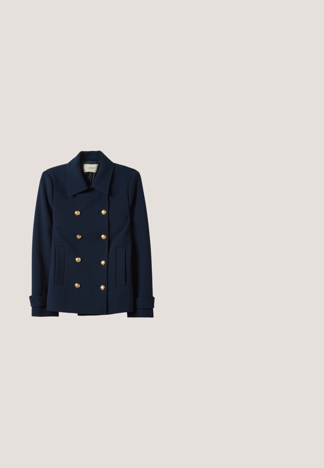 Abrigo peacoat azul marino de doble botonadura con seis botones dorados, cuello ancho, dos bolsillos delanteros y correas en los puños de cada manga.; Chaleco sin mangas blanco de punto con cuello en V a rayas azules y logotipo de Polo Ralph Lauren Wimbledon en el pecho.; Camisa de botones cortada en azul claro con rayas verticales blancas, que presenta un cuello desplegado y un bolsillo en el pecho. Textura de tela suave.; Falda plisada en tela azul marino oscuro, con una cinturilla lisa y plisados verticales que aportan textura y movimiento, con una silueta fluida.; Mocasines de cuero marrón con un panel frontal tejido texturizado, punta redonda y tacón bajo apilado. Acabado suave con un detalle de costura sutil.; Pañuelo cuadrado con secciones mitad blancas y mitad azules, borde azul, texto escrito "Hugo" en el área blanca y logotipos sutilmente estampados en el área azul.