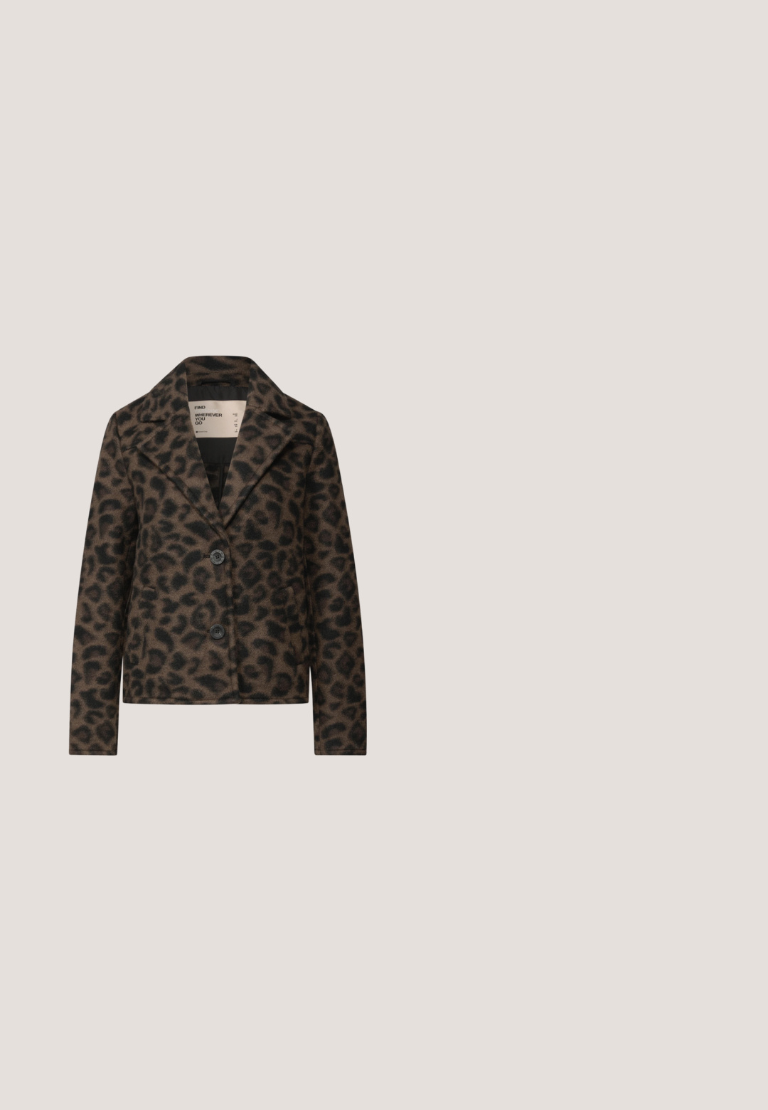 Leopardprint jakke lavet af blødt stof, med en spids krave, tre knapper og to sidelommer. Farvetoner: brun og sort.; Bluse med leopardprint i sort og brunt, lange ærmer, rund hals og lukning med nøglehul bagpå. Letvægtsmateriale med en glat tekstur.; Mini nederdel med sort og grå zebra mønster, lige snit og en skjult lynlås bagpå.; Ankelstøvler med leopardprint i glat læder, med spidse tæer, høje hæle og en lynlås i siden for nem påklædning.; Lille rektangulær crossbody taske med leopardprint, sort kæderem og "REPLAY SINCE 1981" tekst på frontklappen.; Guldfarvet tekstureret kædearmbånd med kroglås og justerbar kædeforlængelse med graveret tag.