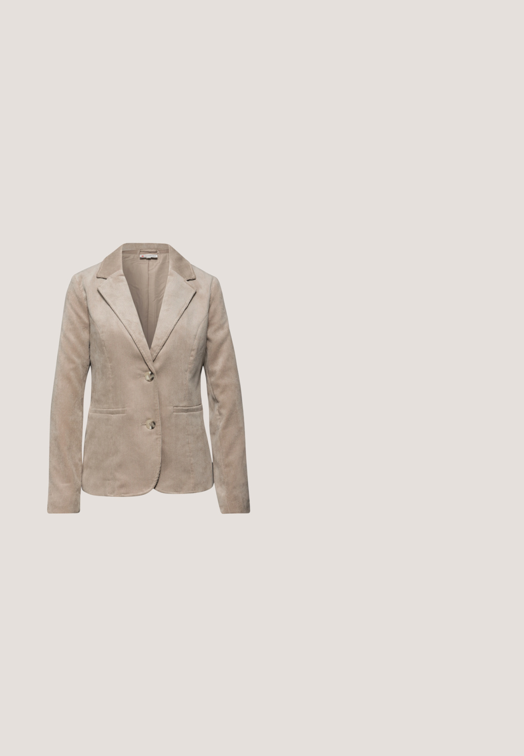 Blazer en velours côtelé beige avec un col à revers, deux poches avant, fermeture à un bouton et texture à côtes verticales.; Chemise à manches longues avec des rayures horizontales en noir, blanc et beige, dotée d'un col rond.; Pantalons beiges en tissu léger, avec une coupe droite, des passants de ceinture, des poches avant et une fermeture à un bouton.; Mocassin en cuir beige avec une couture et un nœud décoratif sur le devant. Dispose d'une semelle en caoutchouc texturée pour une meilleure adhérence et un léger rembourrage.; Sac bandoulière en cuir beige avec une fermeture à rabat, une sangle réglable et un détail de logo discret. Texture lisse avec des accents matériels minimaux.; Bracelet en argent au design en chaîne, avec trois accents en forme de cœur. Comprend un fermoir en mousqueton et une chaîne d'extension réglable.