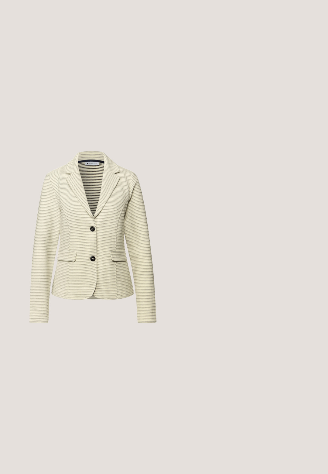 Crèmekleurige damesblazer met dunne horizontale strepen, twee zwarte knopen aan de voorkant, notched revers en klepzakken.; Langarm gestreepte trui in olijfgroen en crème. Beschikt over een ronde hals en ribbeltextuur. Vormbevestigende pasvorm.; Beige recht vallende broek met knoop- en ritssluiting, voorzakken en riemlussen, getoond tegen een witte achtergrond.; Sneakers met een mix van wit leer, bruin suède en patroontextiel. Voorzien van een dikke rubberen zool en mesh accenten op de tong.; Olijfgroene suède tote bag met twee lange hengsels, een gladde textuur en een voornaad. Heeft een klein logo in de rechterbenedenhoek.; Gouden metalen ring met een gladde, ronde band en een grote, heldere steen in een bolvormige zetting. Gegraveerd logo aan de binnenkant van de band.