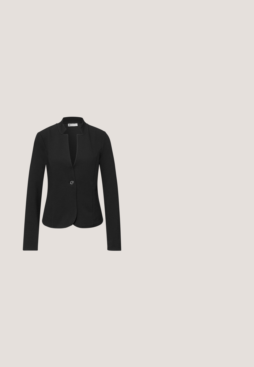 Sort langærmet blazer med tekstureret stof, enkelt knap foran og en kravefri halsudskæring med en let hakdetalje.; Sort kortærmet top med V-hals, blødt stof, rullede ærmer, buet kant og minimalistisk design. Velegnet til afslappet brug.; Sorte skræddersyede ankellange bukser med elastisk taljebånd og lille metalspænde foran midt på.; Beige læderballetsko med sorte patentlæderkapper og hælaccent. Lav hæl og glat tekstur med afrundede kanter.; Sort crossbody-taske lavet af tekstureret imiteret læder med en sølvfarvet lynlås, en hjerteformet vedhæng og en plade med mærkelogo.; Sølv halskæde og armbåndsæt med roseguld hjerteformede vedhæng på hvid baggrund, begge med justerbare kæder.