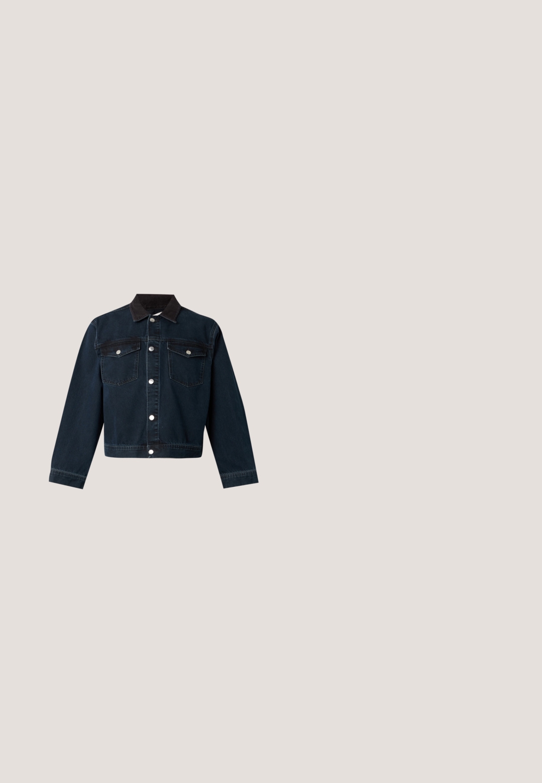 Veste en jean bleu foncé avec col noir, fermeture par boutons sur le devant et deux poches poitrine à rabat avec boutons argentés.; Pull en tricot de couleur bleu marine et vert avec des rayures horizontales. Encolure ronde et poignets côtelés. Texture douce avec des rayures accentuées en rose.; Chemise en jean bleu foncé à manches longues, avec un col, une fermeture boutonnée sur le devant, et une unique poche poitrine à gauche.; Pantalon beige à jambes droites avec fermeture bouton et zip devant, passants pour ceinture et poches avant sur un fond uni clair.; Bottes de cheville en suède marron avec un design à lacets, dotées d'œillets en métal, d'une semelle en caoutchouc avec des crampons et d'un bout de chaussure renforcé.; Sac bandoulière bordeaux en tissu doux avec quincaillerie en ton argent, sangle noire réglable et poche zippée à l'avant. Présente une plaque de logo.