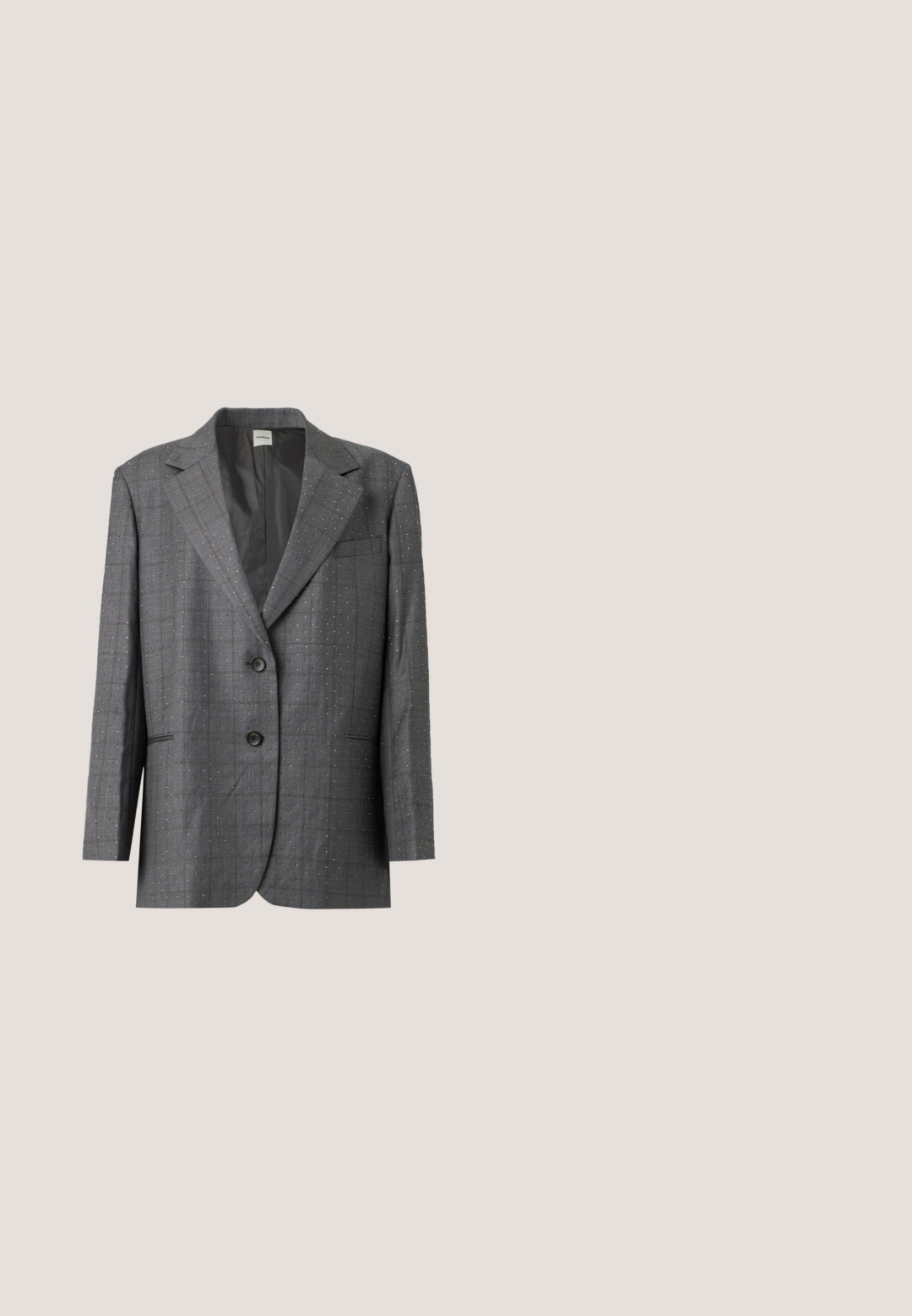 Blazer gris à deux boutons avec petit motif à pois blancs, revers crantés et poches avant, présenté sur un fond gris clair.; Pull court avec un motif à carreaux en dentelle noire et blanche, des manches noires unies et un col et des poignets côtelés.; Pantalon noir ajusté en tissu lisse, présentant une coupe droite, des passants de ceinture et des coutures minimales visibles.; Bottines en cuir noir avec deux accents de boucle, un laçage à l'avant et une semelle en caoutchouc texturé pour une meilleure adhérence. Logo doré sur le côté.; Sac à main en peluche conçu comme un personnage avec un schéma de couleurs noir et blanc, présentant une veste en cuir, des lunettes de soleil et une bandoulière détachable.; Boucles d'oreilles demi-cercles ton argent avec texture striée et fermoirs à pression sur fond blanc.