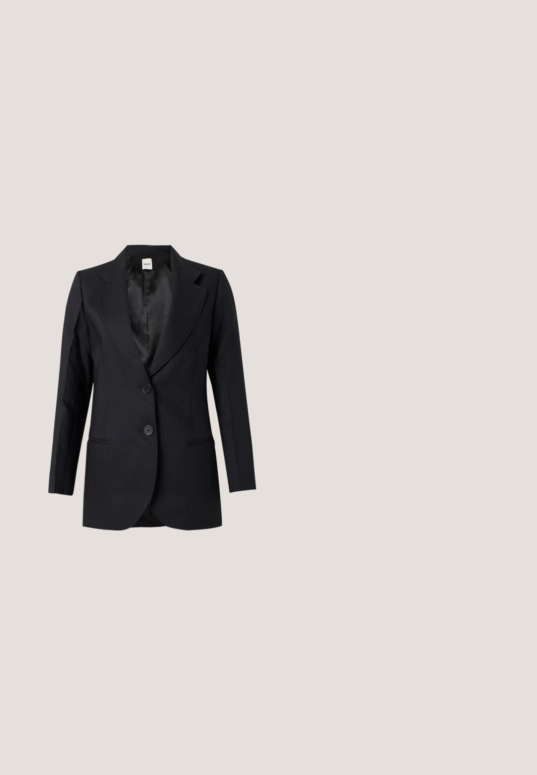 Blazer negro a medida con solapas con muesca, dos botones, mangas largas y bolsillos con abertura en un fondo claro.; Camiseta de manga corta de rayas horizontales grises y blancas con cuello redondo y tejido texturizado sobre un fondo liso.; Vaqueros de denim azul de talle alto y pierna ancha con bolsillos delanteros, trabillas para cinturón y cierre de botón sobre fondo blanco.; Bailarina de cuero negro con detalles fruncidos en el cuello, punta redondeada y suela de goma flexible. Textura suave en toda su superficie.; Bolso tote negro de ante con forma estructurada, asas largas de cuero y una solapa frontal con una placa de marca plateada.; Pendientes de aro en forma de corazón tono dorado con un diseño delgado y abierto y postes en tono plateado. Superficie ligeramente texturizada con bordes suaves.