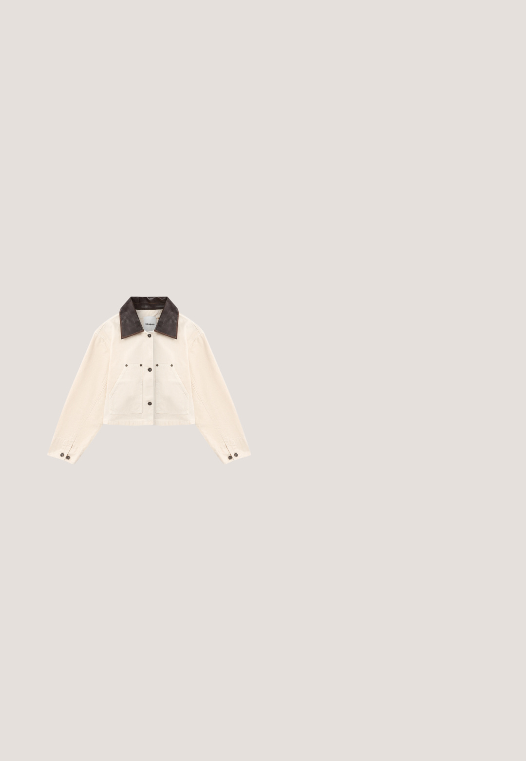 Beige cropped jas met een donkerbruine leren kraag, sluiting met knopen aan de voorkant, twee borstzakken en knoopsluitingen bij de mouwen.; Zwart-wit gestreepte blouse met lange mouwen en een ronde hals, voorzien van een knoopsluiting en een slim-fit ontwerp. Zachte stoftextuur.; RE/DONE BAGGY FLARE - Flared Jeans - monterey fade; Zwarte ballerina met elastische achterkant en verspreide grote zilveren ronde studs op de bovenzijde, in profiel weergegeven tegen een witte achtergrond.; Zwarte zachte leren handtas met korte handvatten, een afneembare riem en een gestikt logo aan de voorkant, op een effen lichte achtergrond.; Een paar kleine zilveren oorstekers in bloemvorm met vijf afgeronde bloemblaadjes op een witte achtergrond.