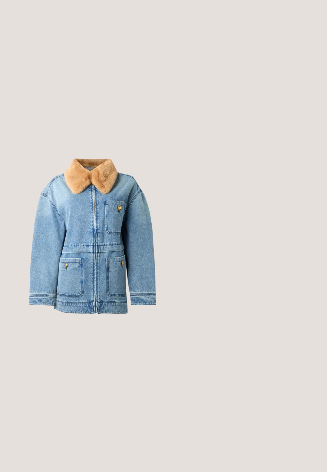 Lichtblauwe spijkerjas met een beige faux fur kraag, rits aan de voorkant en drie opgestikte zakken met knoopsluitingen.; Lichtblauw katoenen T-shirt met korte mouwen en een ronde hals. Voorzien van dikke witte tekst met de boodschap "IK HEB EEN VAKANTIE NODIG NA DEZE VAKANTIE."; Wijdgevallen blauwe spijkerbroek van denim, met een licht vervaagde afwerking, zichtbare stiksels, twee voorkanten zakken en een knoopsluiting.; Spitse pump van denim met een zilverkleurige metalen neuskap en een naaldhak. Heeft een gladde textuur en een gebogen silhouet.; Blauwe leren clutch met ritssluiting, geperst vleugelmotief en gevlochten leren trekkoord op een effen achtergrond.; Zwarte hartvormige oorknopjes bedekt met kleine glanzende kraaltjes op een effen lichte achtergrond.