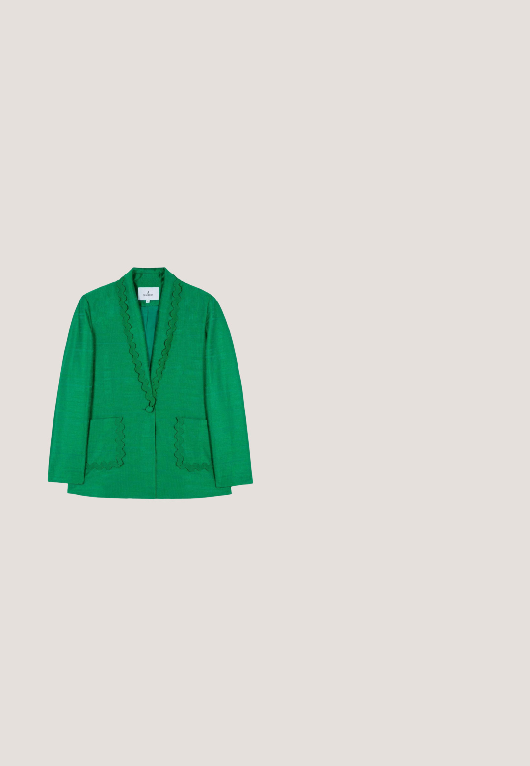 Blazer vert avec un col festonné, deux poches avant et une fermeture à un bouton. Fabriqué en tissu texturé, coupe ajustée.; Combinaison verte sans manches à col halter avec un décolleté en V profond et un pantalon large, dotée d'un nœud au niveau du cou et d'un tissu texturé.; Sandale à talon haut verte avec des brides autour de la cheville nouées en nœud, bout ouvert et talon fin sur fond blanc.; Lunettes de soleil vertes avec une forme rétro en œil de chat, monture transparente, verres foncés et finitions dorées avec des accents colorés sur les tempes.; Sac bandoulière en cuir vert avec une bandoulière chaîne dorée, un motif géométrique embossé, et un logo doré "19 V 69 ITALIA" sur le rabat avant.; Broche en émail vert et jaune en forme d'oiseau stylisé avec un œil en pierre précieuse rose et des accents en ton doré.