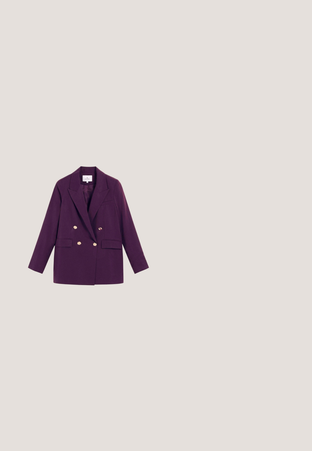 Blazer croisé en tissu violet profond. Dispose de boutons dorés, de revers notched et de deux poches avant. Design classique et ajusté.; Pull en violet avec des manches 3/4, doté d'un col rond, de plis à l'avant et d'une taille smockée pour un ajustement décontracté. Texture de tissu douce.; Pantalon droit violet foncé avec passants pour ceinture et pli frontal, présenté sur un fond blanc sans attaches visibles.; Escarpin en daim violet avec un bout pointu, décoré d'un détail en perles à l'avant et d'un petit talon sculpté. Doublure intérieure lisse.; Sac à main en cuir violet avec deux poignées rondes et ferrures dorées, logo Wittchen apposé au centre devant.; Bracelet en perles violettes avec des pierres d'améthyste facettées, des accents dorés et un fermoir mousqueton avec une chaîne ajustable.