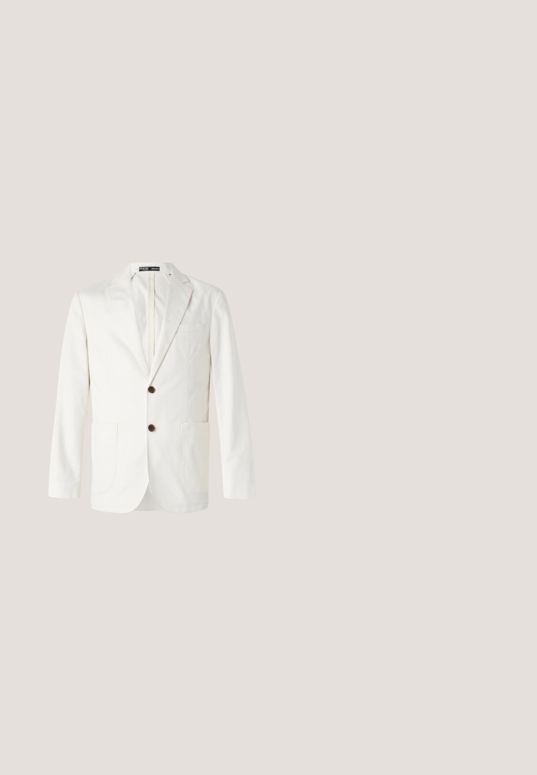 Lichtbeige blazer van katoen, met een geknipt revers, twee voorkouz pockets en twee bruine knopen voor sluiting.; Lichtblauw overhemd met lange mouwen en knopen, voorzien van een borstzakje aan de linkerkant en een klassieke kraag, plat liggend op een witte achtergrond.; Marineblauwe heren chino met voorzakken, knoop- en ritssluiting, en riemlussen, plat gelegd op een witte achtergrond.; Bruine lederen nette schoen met zwarte veters zwevend boven een beige vloerkleed in een minimalistische kamer met een lichtbruine bank op de achtergrond.; Bordeaux zijden stropdas, smalle vorm met een stevige textuur. Heeft een puntige punt, consistente kleur en een gladde afwerking.; Bruine leren riem met een gestructureerde afwerking, voorzien van een zilverkleurige metalen gesp en een enkele lus voor aanpassing. Geweven ontwerp nabij de gesp.