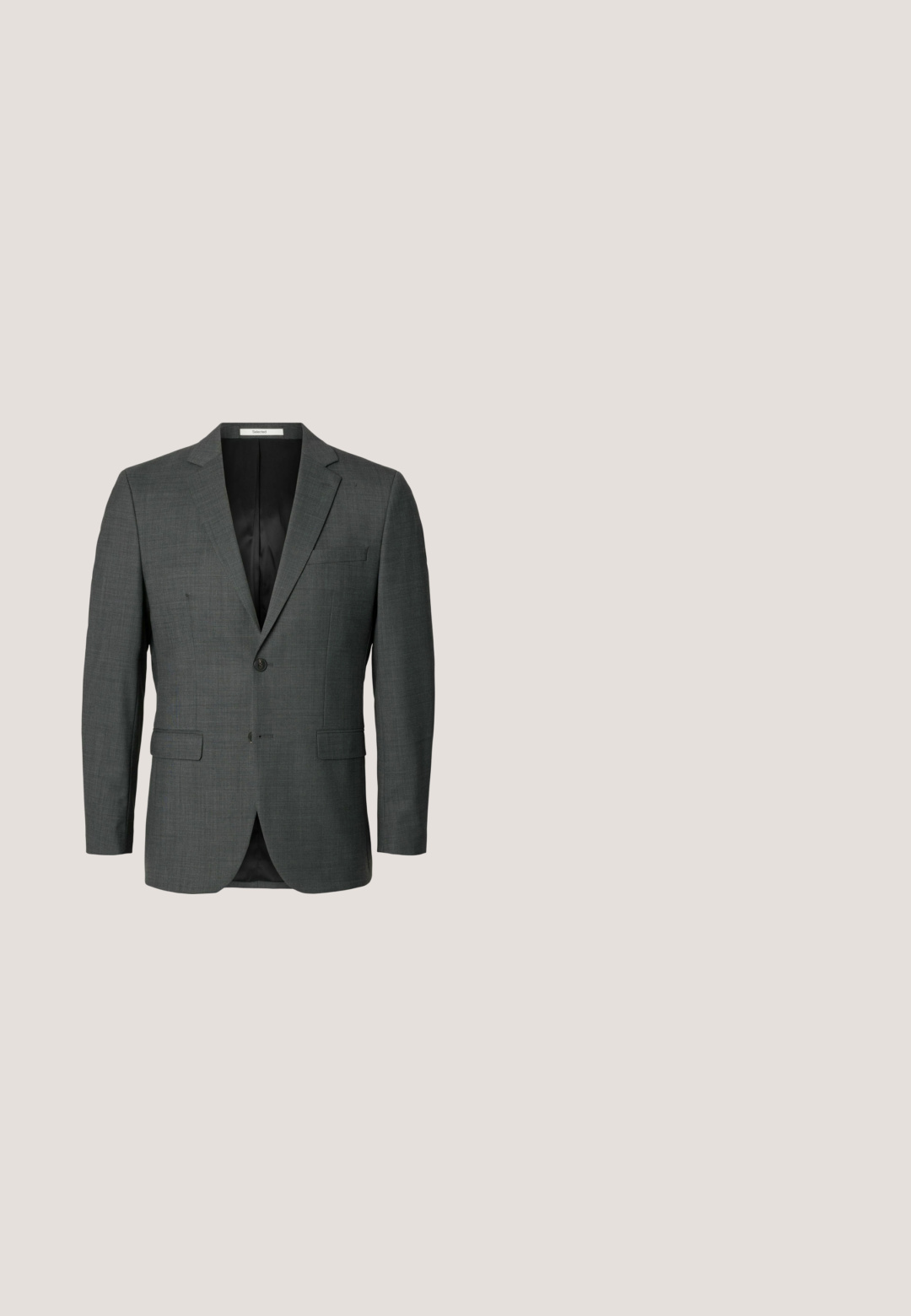 Chaqueta de traje masculina de color gris oscuro con solapas con muesca, dos bolsillos delanteros con tapeta, cierre de un botón y forro interior negro.; Jersey negro de cuello alto y manga larga con puños y dobladillo acanalados, mostrado sobre un fondo blanco liso.; Pantalones gris claro hechos de una tela texturizada. Las características incluyen un cierre de un solo botón, pliegues y un diseño de pierna recta.; Zapato de vestir de hombre de cuero negro pulido con cordones cerrados, punta redonda y tacón bajo sobre un fondo liso claro.; Bolso mensajero de cuero negro con acabado texturizado, correa ajustable y solapa frontal con un logo sutil. Forma compacta y rectangular.; Cinturón de cuero negro con una textura suave, que cuenta con una hebilla rectangular de metal plateado y un diseño clásico.
