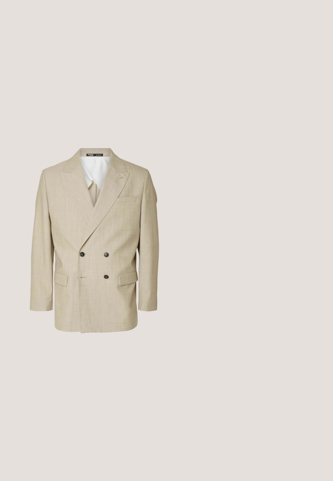 Blazer beige à double boutonnage en tissu texturé, avec des revers en notch, deux boutons noirs et des poches latérales pour une coupe décontractée.; Pull beige à manches longues et col rond en tissu tricoté doux, avec poignets et ourlet côtelés, conçu pour hommes.; Pantalons beiges en tissu à mélange de coton. Équipés d'une fermeture à bouton, de poches avant et d'une coupe slim avec une texture lisse.; Mocassin à pampilles en cuir marron flottant au-dessus d'un tapis beige texturé, avec une table ronde en bois et des piles de livres en arrière-plan.; Foulard en soie bleu marine à pois blancs avec un logo drapeau Polo rouge brodé dans un coin, posé à plat avec un pli.; Ceinture en cuir marron avec une finition lisse, boucle en métal argenté et intérieur noir contrastant. Présente des coutures visibles et des trous d'ajustement.