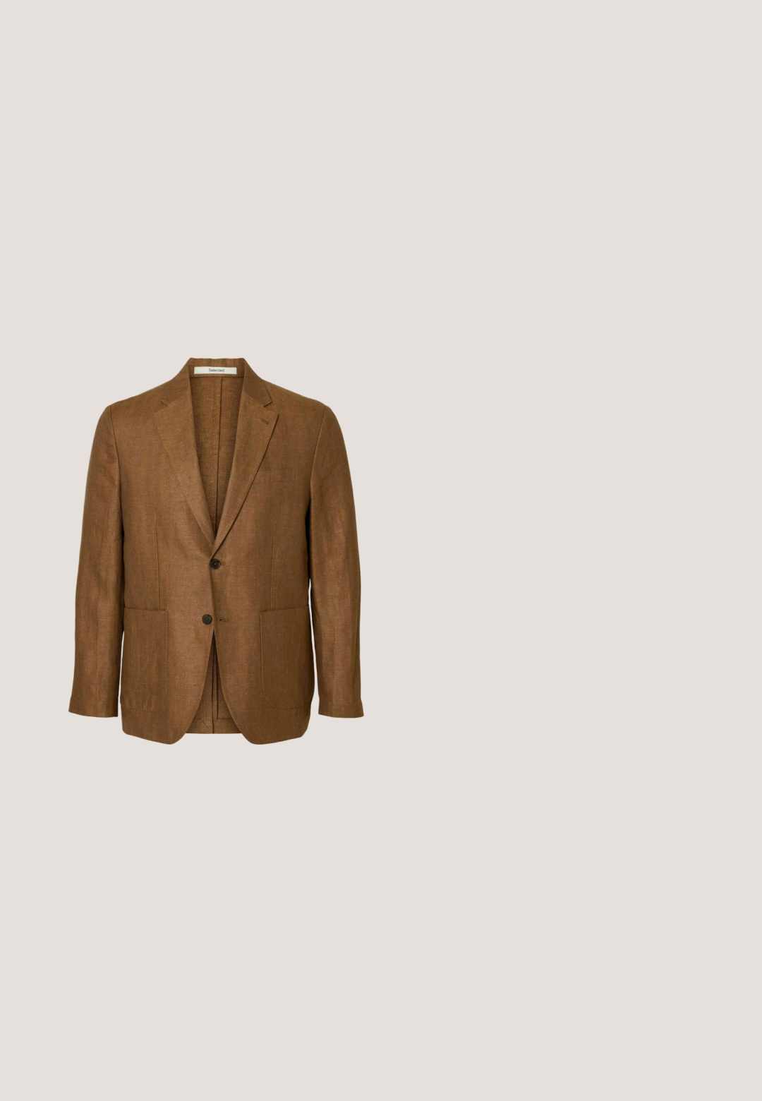 Brun herreblazer med to knapper, revers med hak, to frontlommer med lapper og en brystlomme, vist mod en ensfarvet baggrund.; Hvid langærmet skjorte med knapper og klassisk krave, vist på en ensfarvet baggrund, set forfra.; Lys beige linnedragt med elastisk talje, lige snit, forlommer og en glat tekstur. Minimalistisk design uden mønstre.; Brun ruskind ankelhøj afslappet sko med to snørehuller og syet sål på hvid baggrund, set fra siden.; Et par pilot-solbriller med guldindfattede stel, mørkegrønne linser og sort spids på stængerne, der hviler på en hvid overflade.; Mørkebrun flettet læderbælte med et sølvfarvet, rektangulært spænde, vist rullet sammen på en almindelig hvid baggrund.