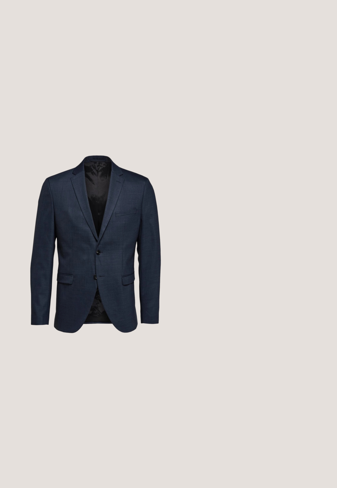 Blazer azul marino de tela texturada, con cierre de dos botones, solapas con muesca y un bolsillo en el pecho. El interior es negro.; Camisa de botón azul claro hecha de una tela con una textura sutil. Presenta mangas largas, un collar puntiagudo y botones blancos en el frente.; Pantalones azul marino con un corte entallado, que presentan una textura suave, pliegues marcados y un diseño de frente plano. Cierre de cremallera oculta.; Zapato de vestir para hombre de cuero marrón con cordones negros y tacón bajo, mostrado de perfil sobre un fondo neutro.; Corbata de seda azul marino con textura suave y extremo puntiagudo, combinada con un pañuelo de bolsillo que presenta un patrón floral oscuro en azul y verde.; Cinturón de ante marrón con hebilla rectangular de plata y textura suave, con un diseño elegante y longitud ajustable.