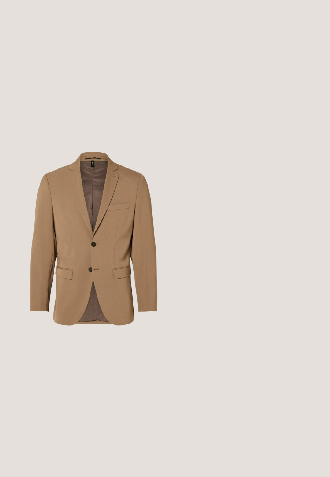 Heren tan enkelvoudig gebreide blazer met twee zwarte knopen, geklepte revers, klepzakken en een borstzak, van binnen gevoerd.; Beige langsemige button-up shirt van gladde stof, met een puntig kraag, een voorpan met knopen en een getailleerde pasvorm.; Beige op maat gemaakte broek van een gladde stof, met een knoopsluiting, riemlussen en een slim-fit ontwerp met een rechte broekspijp.; Bruine leren loafers met een platte hak, voorzien van een decoratieve metalen accent aan de voorkant, elegant ontwerp en een gladde textuur.; Satijnen vlinderdas in lichtbeige, met een klassieke vlindervorm en een centrale knoop. Gladde textuur met een subtiele glans.; Bruine leren riem met een gladde textuur, voorzien van een zilveren metalen gesp en een minimalistisch ontwerp. De riem heeft een ronde punt en nauwkeurige stiksels.