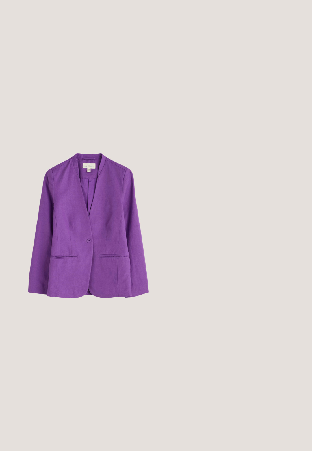 Lila Blazer aus Leinen mit einem Einzelknopfverschluss, Reverskragen und zwei vorderen Taschen. Hat eine taillierte Passform und eine glatte Textur.; Kurzärmliges, geripptes T-Shirt mit roten und blauen horizontalen Streifen auf Weiß, ausgestattet mit einem roten Rundhalsausschnitt und einem kleinen "ARMEDANGELS"-Label.; Hellrosa plissierte Shorts mit umgeschlagenen Säumen und einem gewebten braunen Gürtel mit runder Metallschließe.; Rosa Wildleder-Sneaker mit grünem Fersenakzent und Streifen. Verfügt über eine runde Zehe, Schnürung vorne und eine Gummisohle. Durchbrochene Details an den Seiten.; Gelbe Tragetasche mit bunten Obstmotiven und dem Schriftzug "SURFREY", mit einem bananenförmigen Anhänger und zwei Griffen.; Goldkettchen-Armband mit mehrfarbigen Perlen, darunter rosa, weiße Perlen, Türkis, grüne Steine und goldene Emporio Armani Logo-Akzente.