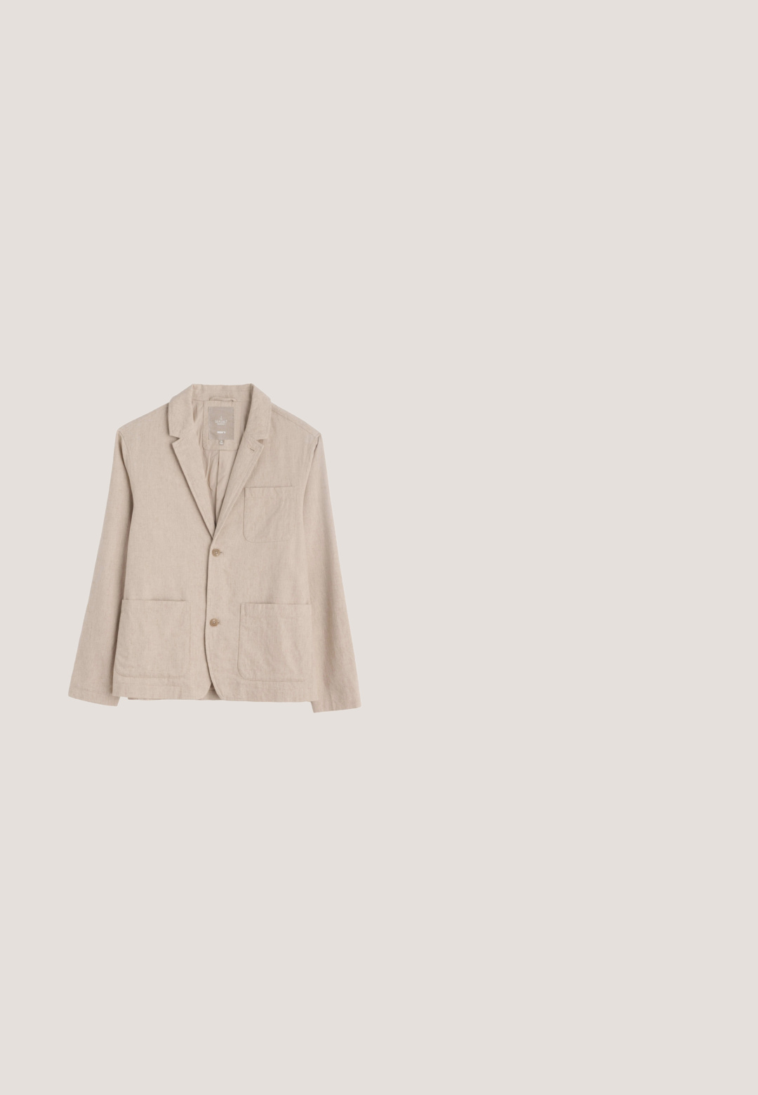 Beige Leinenblazer für Herren mit Reverskragen, zwei Vordertaschen und einem Ein-Knopf-Verschluss. Strukturierter Stoff mit einem lässigen Design.; Kurzärmeliges, hellgrünes Leinenhemd mit durchgehender Knopfleiste, Kragen und einer einzelnen Brusttasche. Sanfte Textur und lockere Passform.; Beige maßgeschneiderte Herrenanzughose mit vorderen Bügelfalten, Seitentaschen, Gürtelschlaufen und einem dunklen Knopfverschluss am Bund.; Brauner Wildleder-Wüstenstiefel, knöchelhoch, mit zwei Ösen und Krepsohle auf schlichtem hellgrauem Hintergrund.; Pilotenbrille mit goldgetönten Gläsern, dünnem goldfarbenem Gestell, Schildpatt-Bügeln und "Tom Ford"-Logo auf dem rechten Glas.; Geflochtener brauner Leder-Gürtel mit einer rechteckigen Messingschnalle, die eine gewebte Textur und einen glatten Lederhalter aufweist.