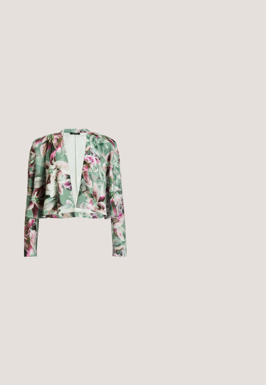 Chaqueta cropped floral en verde claro con pétalos rosas y blancos. Presenta un frente abierto y mangas largas con una tela ligera y fluida.; Vestido verde claro hecho de tela de tul con volantes en capas. Presenta tirantes finos y un corsé ajustado. Diseño de largo hasta el suelo con textura en capas.; Sandalia de tacón alto verde claro con tiras delgadas y una gran decoración de flor de tela en la zona de los dedos.; Gafas de sol estilo cat-eye con marco dorado y lentes tintados en verde, que presentan un gran acento verde en el lateral y un diseño metálico elegante.; Mascara Clutch - apple; Pendientes colgantes de tono dorado con gemas verdes y azules en forma de lágrima y redondas, dispuestas en patrones florales.