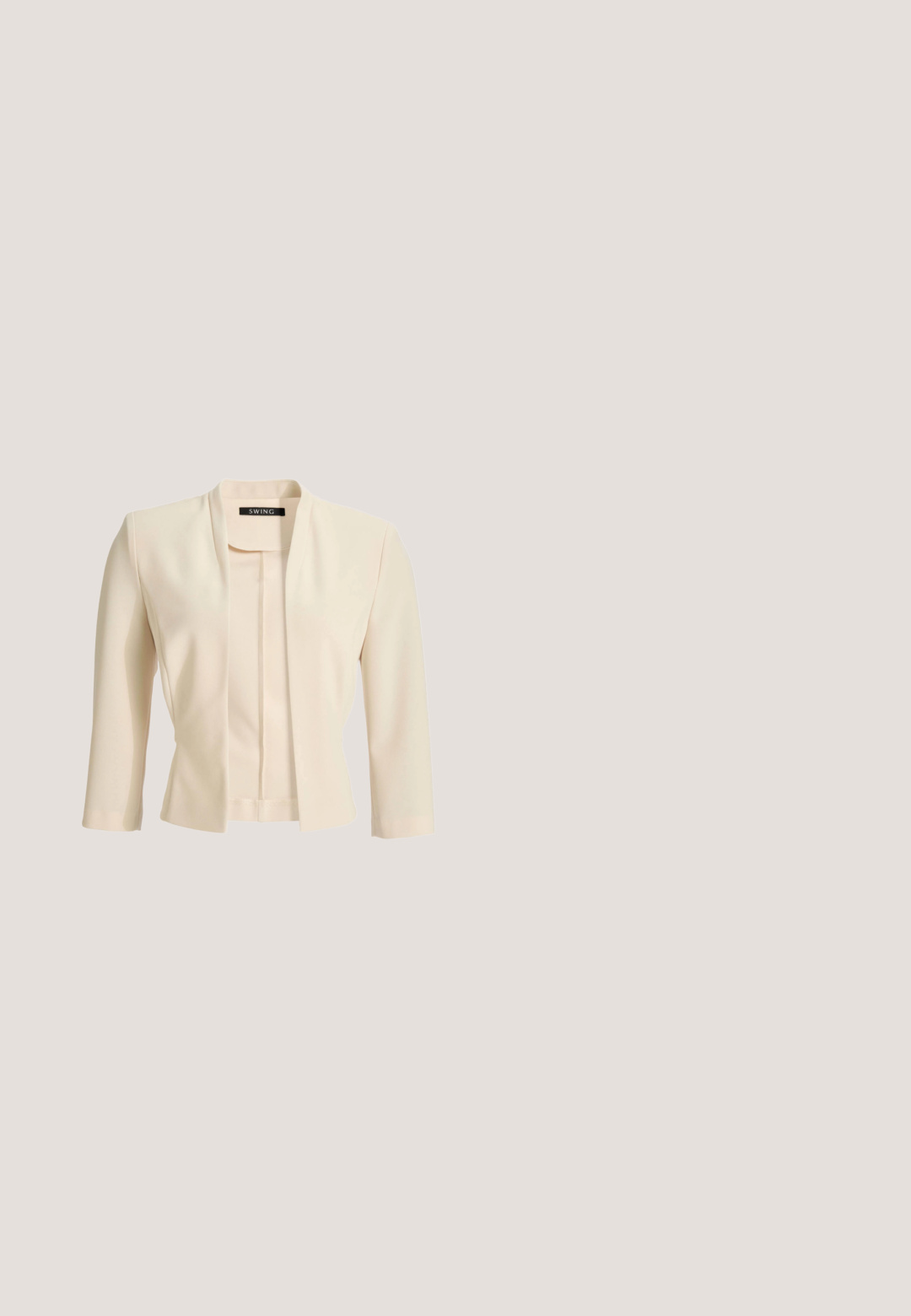 Kremfarvet blazer med åben front, trekvartærmer, skræddersyet pasform og kravefri halsudskæring mærket "SWING."; Beige heldragt med paliet-beklædt slå-om-stil kortærmet top og højtaljede bukser med vide ben, med lynlås på ryggen.; Nøgen laklæder højhælet sko med spids tå, slank silhuet og en stiletthæl, der har en glat, blank tekstur.; Overdimensionerede firkantede solbriller med rosafarvede linser og tynde, gyldne stel, der hviler på en hvid overflade.; Guldfarvet rektangulær clutch med kæderem og diskret brandlogo foran, sat op mod en hvid baggrund.; Guldkædearmbånd med en låscharms, dekoreret med klare krystaller. Glat tekstur med en skinnende finish, inkluderer en lås og et logo-tag.