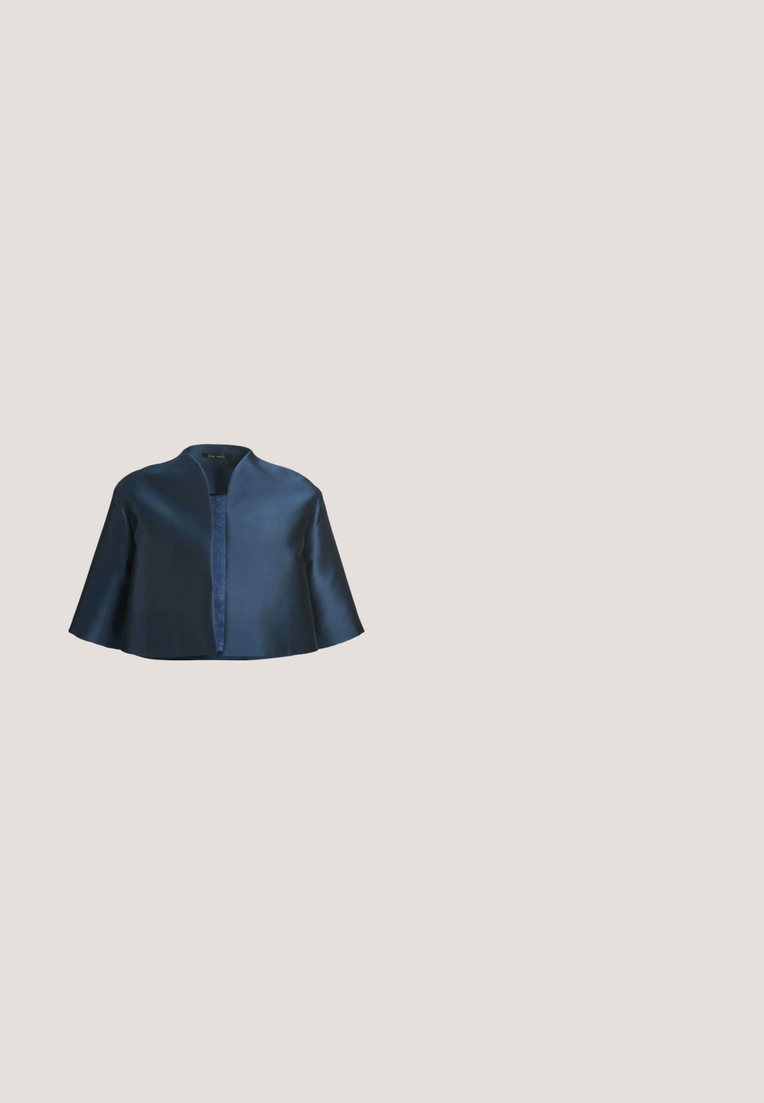 Chaqueta bolero corta de satén azul marino con parte delantera abierta y mangas anchas hasta tres cuartos, etiquetada con "SWING" en el interior del cuello.; Vestido midi azul marino con mangas cortas abullonadas, escote redondo y cierre de botón en el llavero en la parte posterior.; Sandalia de tacón alto azul marino de satén, con un detalle de lazo anudado en la parte frontal y una correa en el tobillo con una hebilla dorada.; Gafas de sol con montura dorada, lentes cuadradas moradas y puntas azules en varillas delgadas, mostradas sobre un fondo blanco sencillo.; Bolso de mano suave blanco con correa de cadena dorada adornada con piedras preciosas transparentes, sobre un fondo liso de color gris claro.; Pendientes de aro dorados con diseño retorcido y pequeños cristales incrustados, mostrados sobre un fondo blanco.