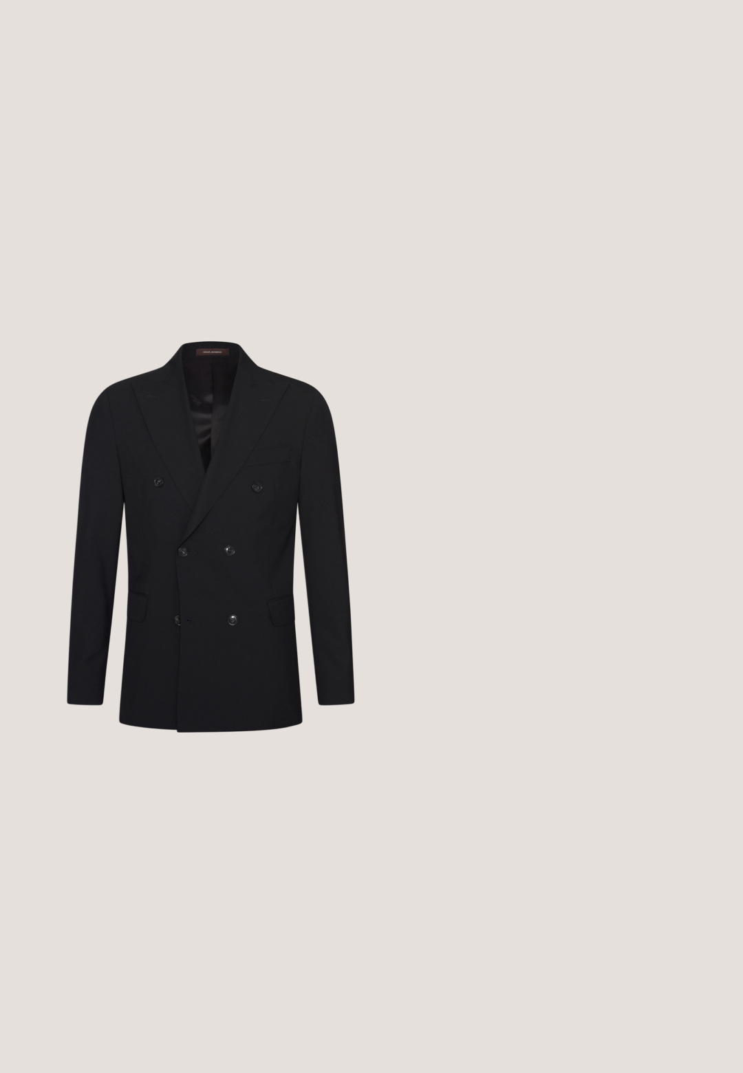 Schwarzer, doppelt geknöpfter Blazer aus glattem Stoff, mit zwei Reihen Knöpfen, einem Reverskragen und Seitentaschen.; Weißes Langarmhemd aus glattem Stoff, mit einem spitzen Kragen, Knopfleiste mit sichtbaren Knöpfen und Doppelknopf-Manschetten.; Schwarze maßgeschneiderte Hosen mit glatter Textur, geradem Bein und Gürtelschlaufen. Sie zeichnen sich durch einen klassischen Schnitt aus und haben keine sichtbaren Muster oder Akzente.; Schwarzer Lederschuh mit glatter Oberfläche und einem strukturierten, gemusterten Einsatz, Schnürdesign, abgerundeter Spitze und niedrigem Blockabsatz.; Marineblaues Krawatte mit einem Rautenmuster in Weiß und Hellblau, gefertigt aus glattem Stoff, mit standardmäßig spitz zulaufender Spitze und schmal zulaufendem Design.; Schwarzer Ledergürtel mit einer silbernen rechteckigen Schnalle. Die Schnalle hat einen rot-weißen gestreiften Akzent. Glatte Textur, klassisches Design.