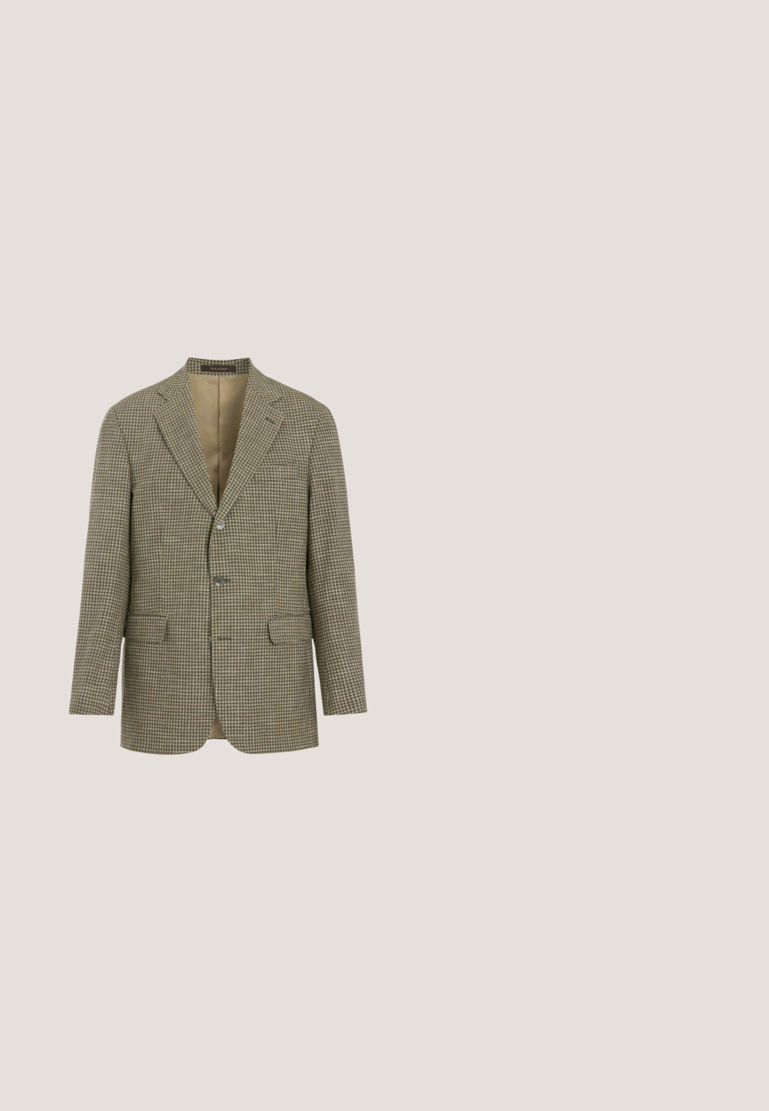 Gros plan sur un tissu à motif pied-de-poule marron et beige sur le revers d'une veste de costume avec une poche poitrine.; Pull en maille torsadée de couleur marron clair avec un col rond, des poignets et un ourlet côtelés. Présente un logo subtil sur la poitrine, fabriqué à partir d'un matériau doux.; Chemise blanche à manches longues avec boutons, fabriquée dans un tissu lisse, dotée d'un col classique, de huit boutons sur le devant et de poignets standards.; Pantalons en corduroy kaki à coupe slim, avec une taille plate, une fermeture éclair et cinq poches. Texture douce avec un détail en côtes verticales.; Mocassin en cuir marron à finition lisse, doté d'une lanière décorative et de détails de couture. Talon bas et design à bout arrondi.; Ceinture en cuir brun avec une boucle en métal argenté, présentant des coutures visibles le long des bords et plusieurs trous pour l'ajustement de la taille.