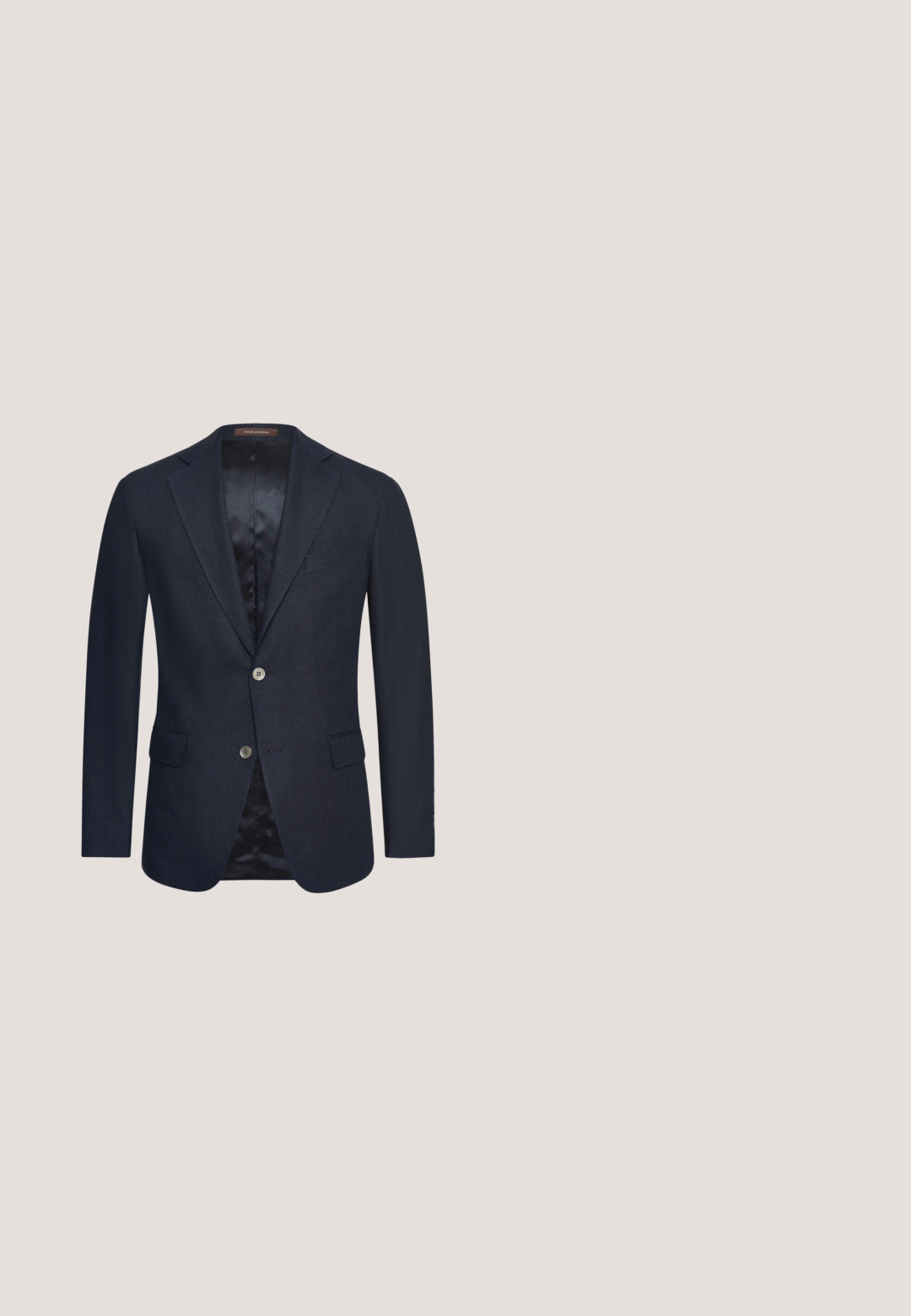 Oscar Jacobson FOGERTY  - Blazerjasje - navy; Witte gebreide turtleneck trui met een kabelpatroon, geribde kraag en lange mouwen. Zachte textuur met een aansluitende silhoutte.; Lange mouw blouse in lichtgrijs, met een klassieke kraag, knoopsluiting met zilveren knopen, en een gladde textuur.; Beige linnen broek met rechte pijpen, riemlussen, voorzakken en een verborgen voorritssluiting.; Zwarte leren dresschoenen met een ronde neus, vijf oogjes voor veters, een gladde textuur en een lage rubberen zool.; Zwarte leren riem opgerold met geperst merknaam en een vierkante zwarte metalen gesp op een witte achtergrond.
