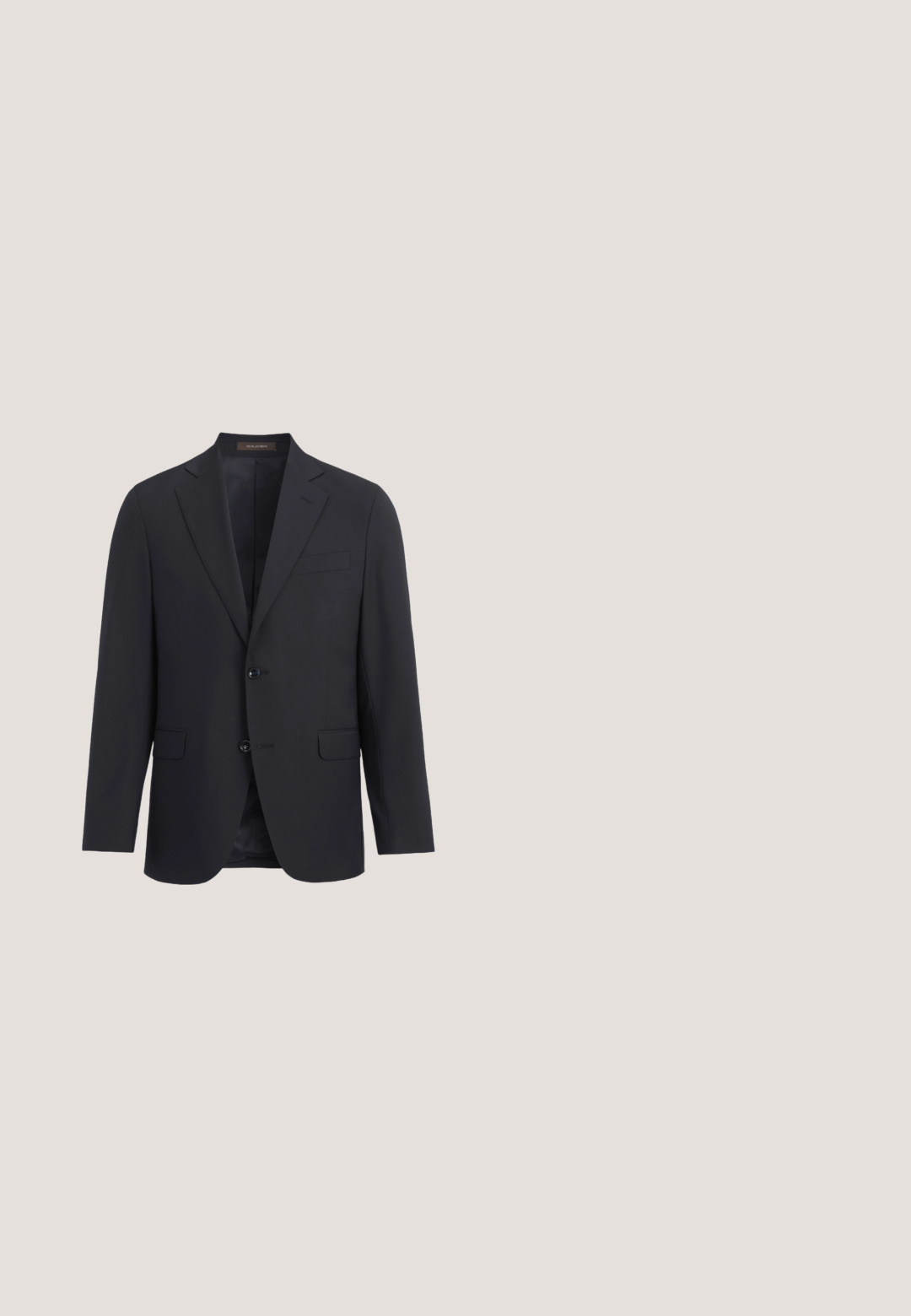Marineblauwe op maat gemaakte blazer met een enkelvoudige knoopsluiting, twee knopen, één borstzak en twee voorzakken. Gladde stoffen textuur.; Lichtblauwe overhemd met lange mouwen, klassieke kraag, knoopsluiting aan de voorkant en donkerblauwe knopen. Heeft een subtiele textuur door het hele shirt.; Mc Earl MANHATTEN - Chino - marine; Zwarte leren dresschoenen met een gladde afwerking, ronde neus, vetersluiting en een lage gestapelde hak. Subtiele stikselaccenten zichtbaar.; Marineblauwe stropdas met kleine witte stippen, gemaakt van gladde stof. Hij heeft een traditionele uitstraling en een taps toelopende punt met een knoopafwerking.; Zwarte leren riem met een geperforeerd ontwerp, een zilveren metalen gesp en een gegraveerd logo. Beschikt over een gladde textuur en een klassieke vorm.