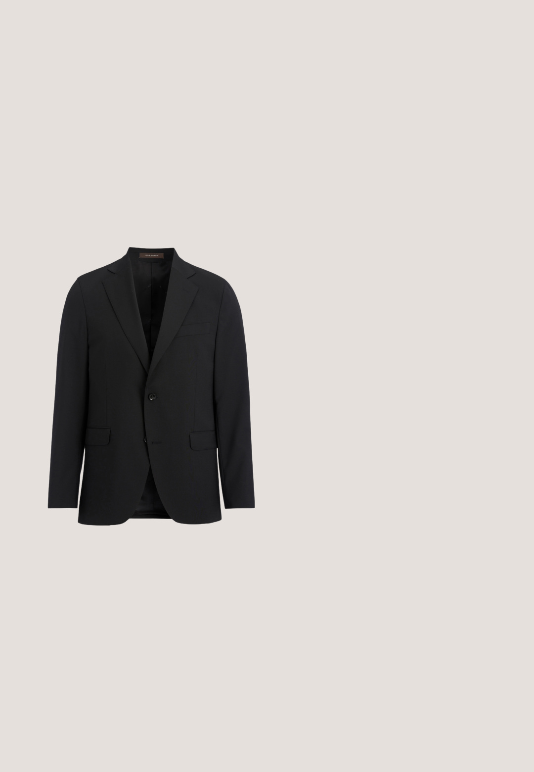 Zwarte blazer van soepel materiaal, met een geknipt revers, een enkele knoopsluiting en twee voorzakken. De binnenkant is volledig gevoerd.; Witte langearmige shirt gemaakt van gladde stof, met een klassieke kraag, knopen aan de voorkant en manchetten met enkele knopen. Geen patronen of accenten.; Zwarte nette broek met riemlussen, rechte pijpen en een vlakke voorkant, getoond tegen een witte achtergrond. Geschikt voor formele gelegenheden.; Zwarte veterschoenen met een bovenwerk van gladleer en een textuurpaneel. Beschikt over een slank ontwerp, platte zool en subtiele rode stikselaccenten.; Zwarte gestructureerde stropdas netjes gestrikt in een klassieke knoop tegen een witte achtergrond.; Zwarte leren riem met een gladde textuur, voorzien van een rechthoekige zilveren metalen gesp en verstelbare gaatjes voor maatmaatwerk.