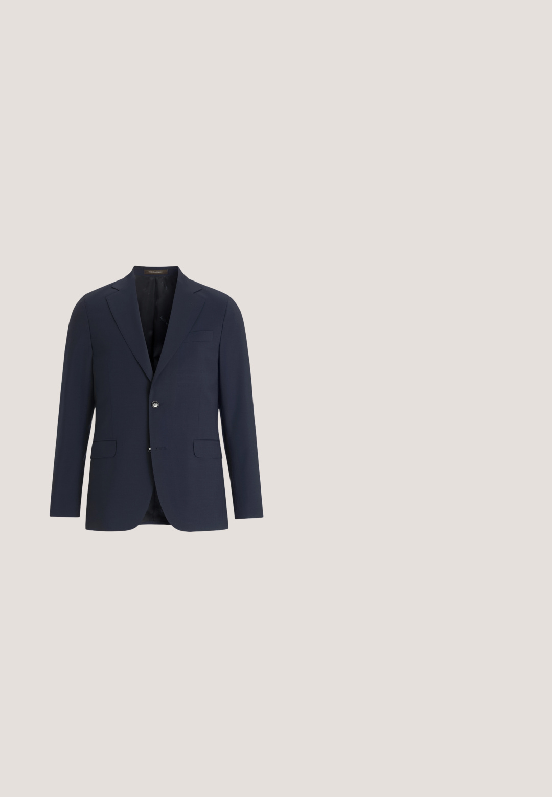 Marineblå blazer lavet af glat stof, med en klapkrave, to forlommer, enkeltknaplukning og et diskret mønster i det indre for. ; Blå og hvid stribet langærmet skjorte med krave, der kan knappes ned, med buet kant og knapper foran. Lavet af bomuldsmateriale.; Mørkeblå bomulds chinos med lige pasform, to forlommer og diskret syningsdetalje, med en talje, der har en knaplukning.; Brun lædersko til mænd med sorte snørebånd og sål, svævende over tekstureret beige tæppe og beige sofa i baggrunden.; Blåt slips med et gentaget mønster af små beige og sorte løbende hunde på en ensfarvet baggrund.; Tanfarvet læderbælte med en sølvfarvet rektangulær spænde, der har et præget "TOMMY JEANS"-logo og en stribet detalje i rød, hvid og blå.