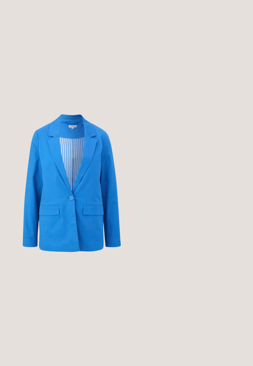 s.Oliver AUS STRETCH - Halflange jas - royalblau; Blauwe geribde crop top met brede halslijn, zonder mouwen ontwerp, en een label met de tekst "JJXX" in het midden van de halslijn.; Blauwe wijdvallende broek van gladde stof, met een hoge taille, plooien aan de voorkant en een nette afwerking aan de onderkant.; Blauwe en witte lage sneaker met een rubberen zool en roze hieltab, met witte strepen en vetersluiting op een witte achtergrond.; Blauwe mesh schoudertas met verstelbare riem en ritssluiting, getoond tegen een effen witte achtergrond.; Ketting met meerdere strengen van kleine en grote donkerblauwe kralen, voorzien van verschillende blauwe boze oog bedels en een zilveren sluiting met verlengketting.