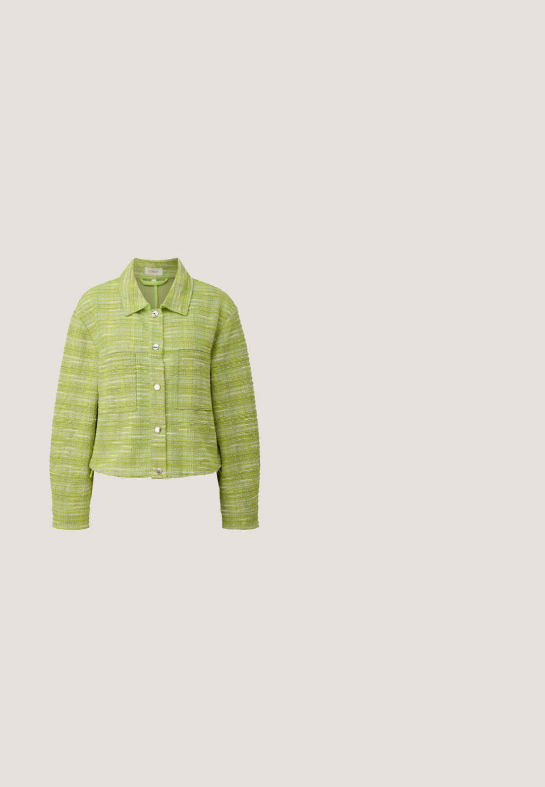 Groene geweven jas met een kraaghals, knoopsluiting, twee borstzakken en een gestructureerde stof met een subtiele glans.; Korte mouwen shirt in lichtgroene stof met een kraag, sluiting met knopen aan de voorkant en een borstzak. Glad textuur en een relaxte pasvorm.; Lichtgroene suède slingback damesschoen met kittenheel, spits toelopende neus en lage, gebogen hak.; Groene zonnebril met een retro cat-eye vorm, transparante montuur, donkere lenzen en gouden hardware met gekleurde accenten op de pootjes.; Kleine rechthoekige handtas van lichtgroen leer met dubbele handvatten, gouden hardware en afneembare schouderriem.; Fijn gouden kettinkje met een kleine groene malachiet klavertjevier bedel en verstelbare karabijnsluiting met verlengkettinkje.