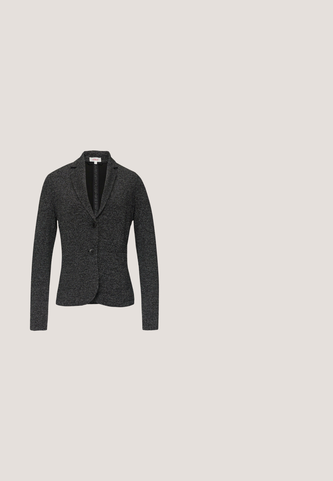 Zwart-witte gestructureerde blazer met een enkele knoopsluiting, twee voorkruiszakken en een gesloten revers met een getailleerde pasvorm.; Grijze langekous T-shirt gemaakt van zachte, lichte stof. Heeft een ronde halslijn en een ontspannen pasvorm zonder zichtbare patronen of accenten.; Grijze stretchbroeken met een gestructureerd visgraatpatroon, flare onderaan, en een elastische tailleband voor comfort en draaggemak.; Zwarte leren instapschoenen met een gevlochten accent voorop, vlakke rubberen zool en gestikte details langs de rand.; Zwarte leren totebag met twee schouderbanden en een gouden "JENNY"-logo dat centraal bij de onderkant is geplaatst.; EDBLAD LUCKY CLOVER - Armband - steel