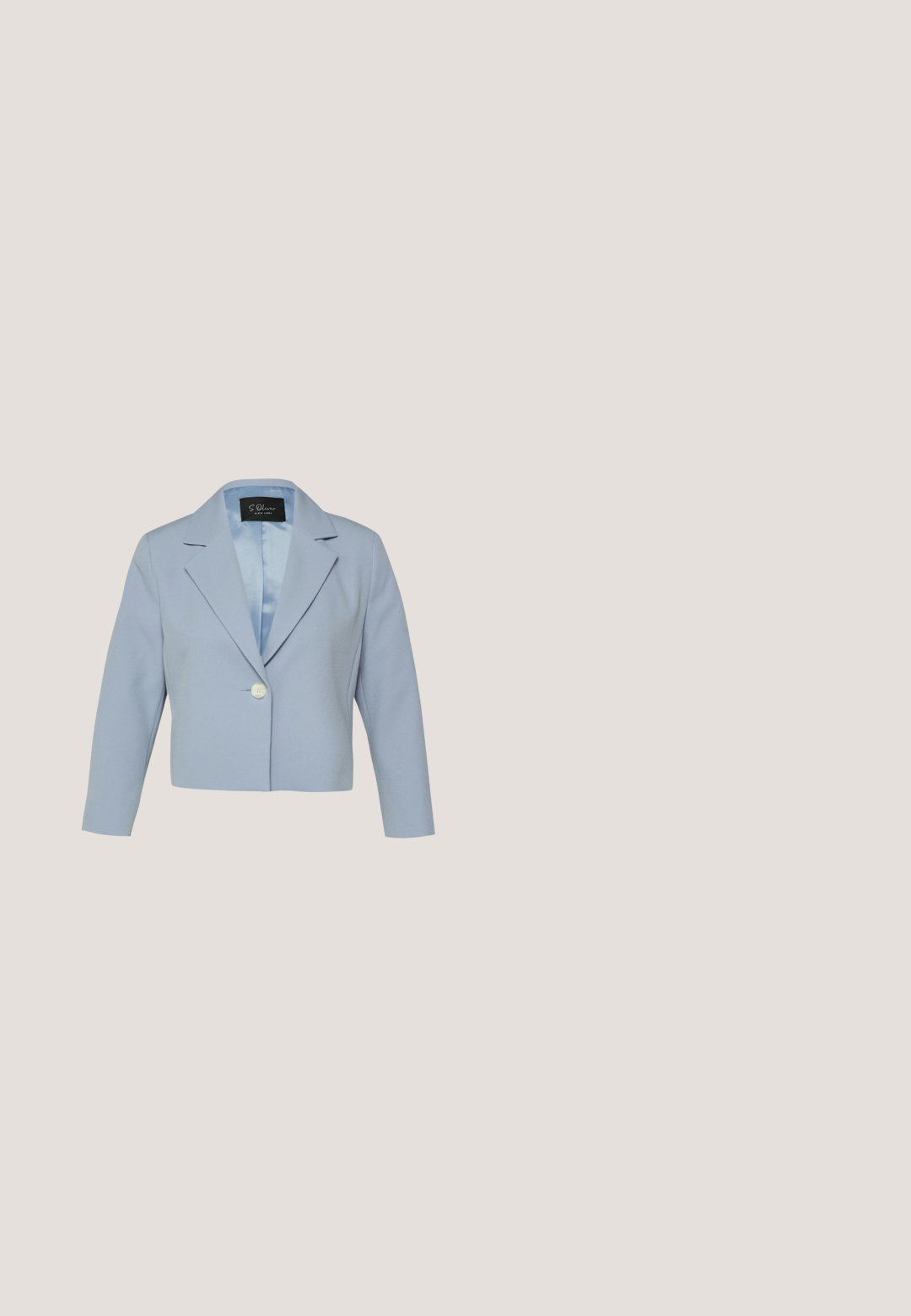 Gekürzter hellblauer Damenblazer mit langen Ärmeln, einem weißen Knopfverschluss, eingekerbtem Revers und glattem Innenfutter.; Hellblaue Bluse mit V-Ausschnitt, 3/4-langen Ärmeln, die in Spitze enden.; Hellblaue Hose mit weitem Bein, elastischem Bund und verstellbarem Kordelzug, aus einem weichen, leichten Stoff.; Himmelblauer Suede Slingback-Absatzschuh, spitze Zehenform, verstellbarer Knöchelriemen mit metallischer Schnalle, natürliche beige Innensohle und niedriger Absatz.; Hellblaues Leder-Crossbody-Tasche mit verstellbarem Riemen, goldfarbenem Verschluss und besticktem Motiv von blauen Vögeln und Blumen auf der Vorderklappe.; Zarte Halskette mit kleinen runden Türkisperlen und verteilten Goldperlen, Goldverschluss und verstellbarer Kette mit kleinem goldenen Anhänger.