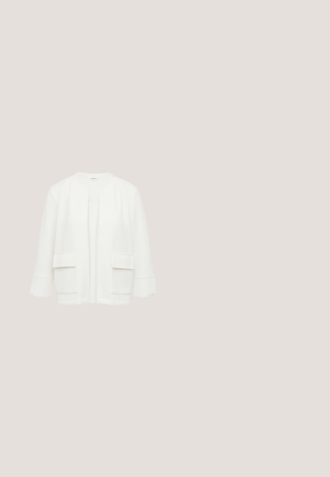 Weißer Blazer mit Rundhalsausschnitt, überschnittenen Schultern und zwei vorderen Taschen. Hergestellt aus einem glatten, strukturierten Stoff mit minimalen Nähdetails.; Weiße Bluse mit lockeren kurzen Flügelärmeln, blauem Blumenmuster und rundem Ausschnitt mit teilweisem Knopfleistenverschluss.; Hellblaue, maßgeschneiderte Hose mit Gürtelschlaufen und Seitentaschen, präsentiert vor weißem Hintergrund.; Himmelblauer Suede Slingback-Absatzschuh, spitze Zehenform, verstellbarer Knöchelriemen mit metallischer Schnalle, natürliche beige Innensohle und niedriger Absatz.; Hellblaue Leder-Tasche im Tote-Stil mit langen Trägern, goldenem Ringverschluss und kleinen goldenen Nieten an den oberen Ecken.; Gold- und silberfarbene, tropfenförmige Ohrringe mit glänzender Oberfläche, die eine gewölbte Trennung zwischen den beiden Farben aufweisen.