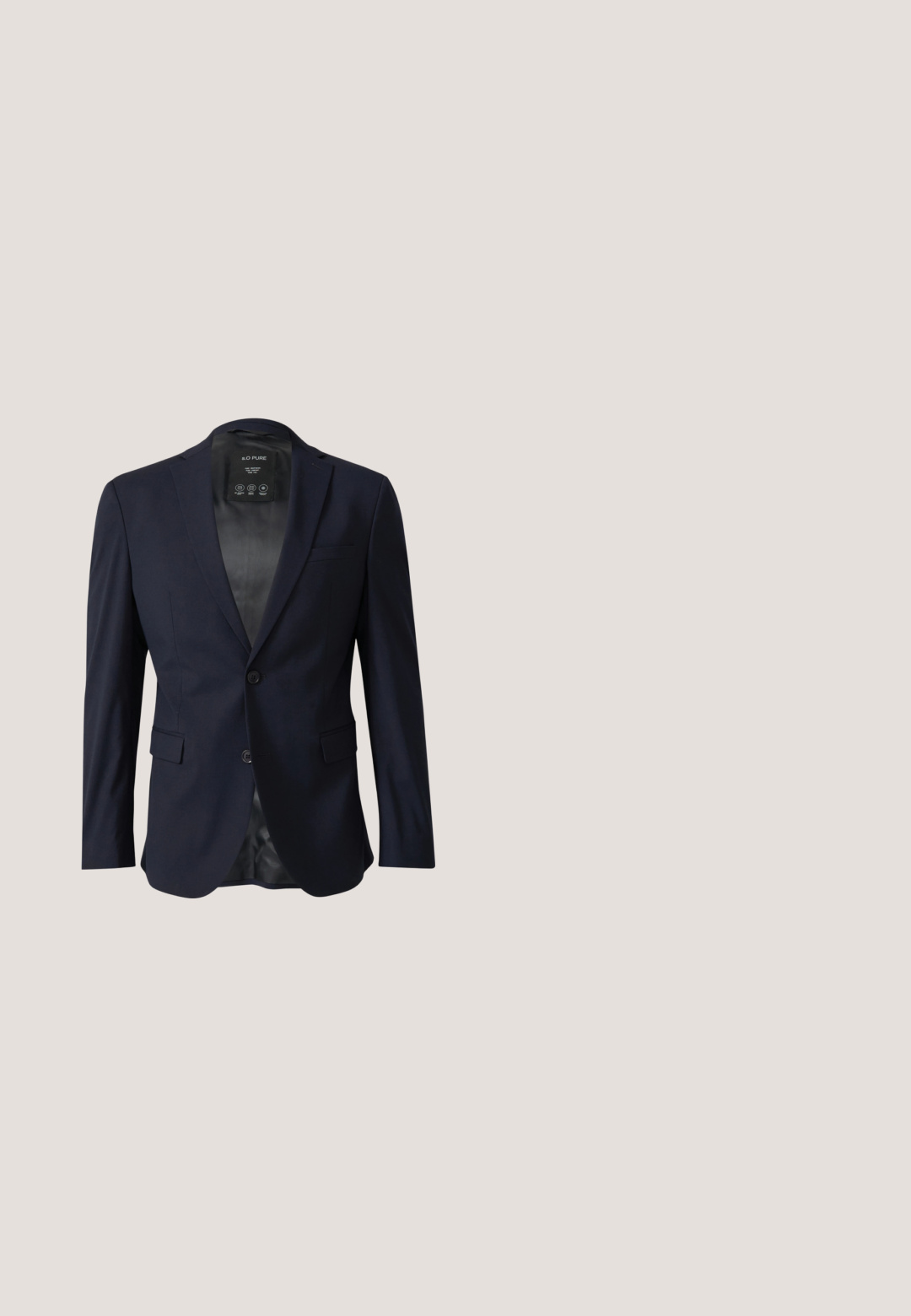Marineblauer Blazer mit einer Zwei-Knopf-Verschluss, eingesetzten Revers und einer einzelnen Brusttasche. Hergestellt aus glattem Stoff mit satinierter Innenausstattung.; Marineblaue, langärmelige Hemdjacke mit kleinen weißen geometrischen Mustern und spitzem Kragen.; Marineblaue Baumwollhose im slim fit, mit einem strukturierten schwarzen Ledergürtel und klassischen Taschen. Schlichtes Design, ohne Muster.; Schwarzer Herren-Slipper aus Veloursleder mit Gummisohle und Mokassin-Naht, seitlich auf weißem Hintergrund dargestellt.; Marineblauer gewebter Seidenschal mit einem subtilen strukturierten Muster, flach auf weißem Hintergrund dargestellt.; Marineblauer Ledergürtel mit blauer Naht, rechteckiger silberner Schnalle und Metallöse mit eingraviertem "Piquadro"-Logo.