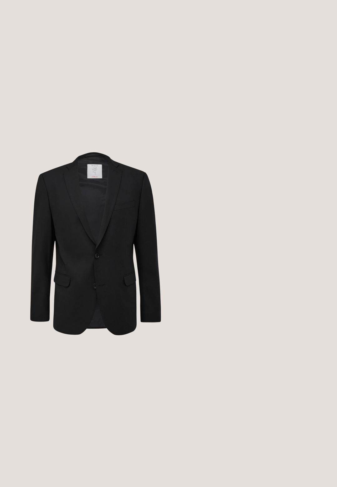 Schwarzer Blazer mit glatter Textur, zwei-Knopf-Front und Fallkragen. Verfügt über eine einzelne Brusttasche und zwei Seitentaschen. Futter innen.; Weißes Langarmhemd aus glattem Baumwollstoff, mit klassischem Kragen, durchgehender Knopfleiste und geknöpften Manschetten. Minimalistisches Design.; Schwarze Hosen im Slim-Fit-Schnitt aus glattem Stoff. Mit flachem Bund, Gürtelschlaufen und scharfen Falten entlang der Beine. Keine sichtbaren Taschen.; Schwarzer glänzender Herrenschnürschuh aus Leder mit niedrigem Absatz, spitz zulaufender Zehenpartie und glattem, poliertem Finish auf weißem Hintergrund.; Schwarze Fliege aus strukturiertem Stoff mit einem subtilen Streifenmuster. Verfügt über einen zentralen Knoten und große, breite Enden.; Schwarzer Ledergürtel, aufgerollt mit silberner rechteckiger Schnalle und sichtbaren Verstelllöchern auf neutralem Hintergrund.