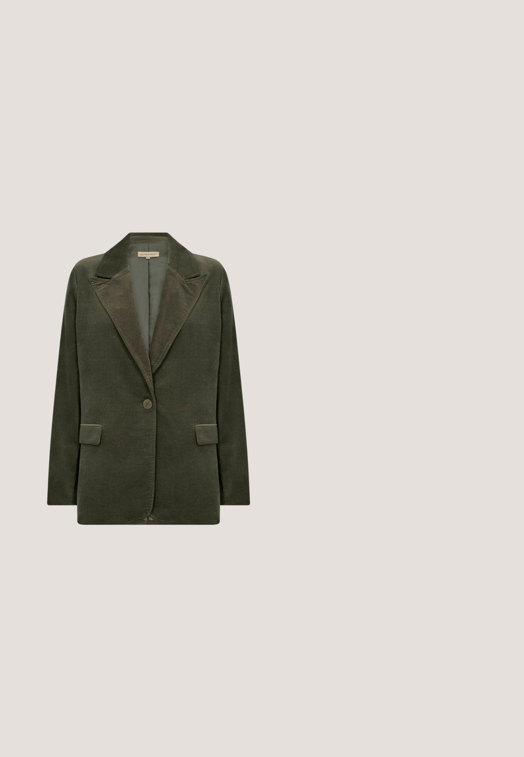 Blazer de pana verde oliva con solapa clásica, un botón, dos bolsillos delanteros y forro interior suave. Diseño clásico a medida.; Suéter de punto marrón con un escote amplio, mangas largas y puños y dobladillo acanalados. Textura suave con un patrón mínimo.; Pantalones de tiro alto y pierna ancha en marrón oscuro con trabillas para cinturón, botón frontal y pliegues, adecuados para llevar de forma formal o informal.; Mocasines de ante marrón sin cordones con suela de goma negra gruesa y detalle decorativo de hardware en la parte frontal. Superficie texturizada y diseño minimalista.; Bolso de mano de cuero marrón con textura, con una sola correa para el hombro, cierre superior con cremallera y detalles anudados en los laterales.; Collar de oro con un colgante de ópalo ovalado que presenta tonos iridiscentes azules y rosas, montado en una base de seis garras, sobre una delicada cadena.