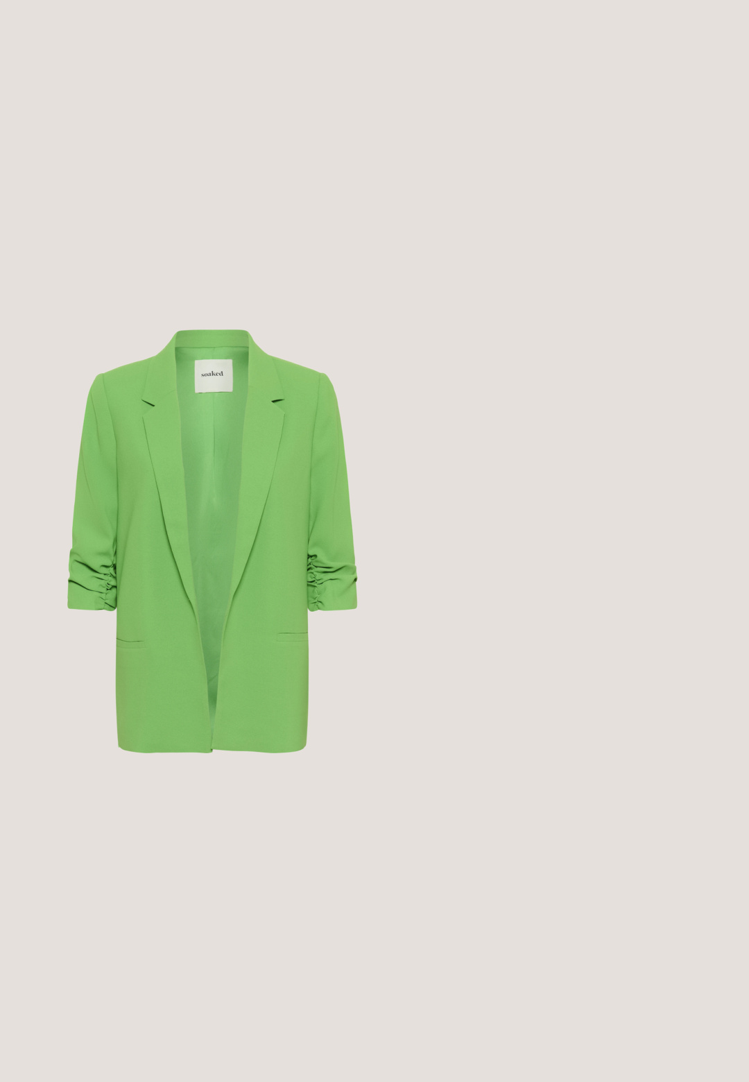 Blazer verde hecho de tela suave, con diseño sin cuello, mangas remangadas y bolsillos frontales. Sin cierres; estilo abierto al frente.; Camisa de satén verde con mangas largas, cierre de botones en la parte delantera, bolsillo en el pecho y textura suave. El cuello y los puños hacen juego con la tela.; Pantalones verdes con un diseño abstracto que presenta formas geométricas sobre un fondo claro. La tela tiene una textura suave y un corte recto.; Alpargata cuña verde con textura trenzada, punta cerrada y tiras para atar alrededor del tobillo.; Bolso de mano de acrílico verde con forma redondeada, textura suave y un asa gruesa. Presenta un diseño sin costuras y un acabado brillante.; Ganchos de pared verdes y dorados con un acabado suave y brillante. Presentan un diseño curvado y un respaldo transparente para la instalación.