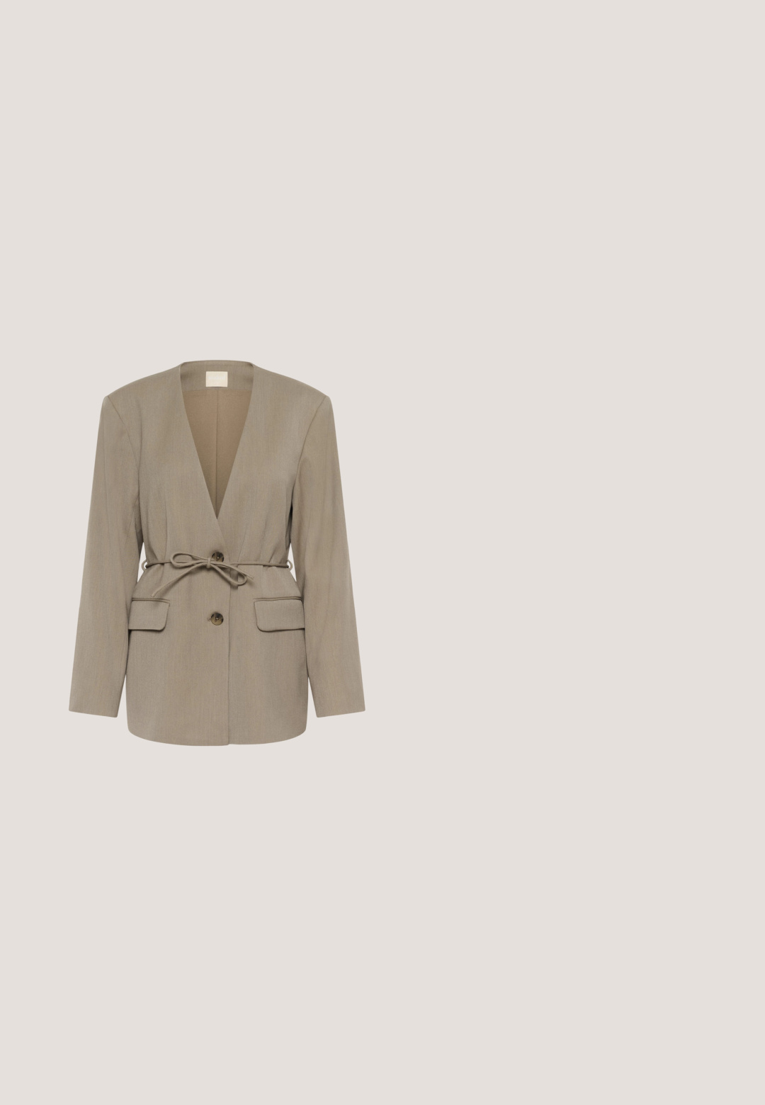 Blazer beige avec un col en V profond, manches longues, ceinture à nouer et deux poches avant. Doté d'une fermeture à un bouton et d'une texture lisse.; Haut noir en maille à manches courtes avec col rond, manches et ourlet côtelés, présenté sur un fond blanc uni.; Pantalon beige clair à jambes larges, présentant un imprimé de feuilles marron et une taille élastique avec cordon de serrage. Tissu lisse et fluide.; Ballerines en cuir verni noir avec un bout rond, un design à lacets et une semelle plate. Texture lisse avec peu de détails.; Sac à main en daim marron avec poignées en cuir et bandoulière réglable, doté d'un fermoir argenté sur un fond blanc uni.; Pince à cheveux en plastique marron comportant trois sections en forme de fleur, chacune avec un centre circulaire, sur un fond clair et uni.