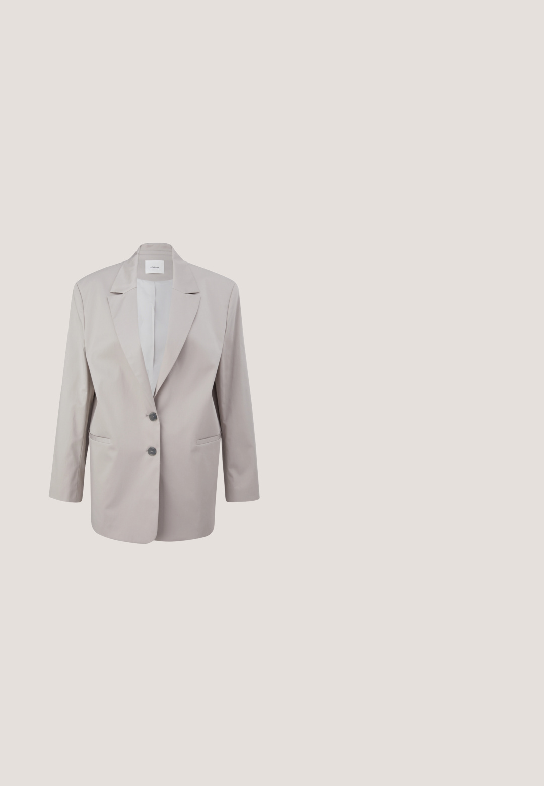 s.Oliver BLACK LABEL Manteau court - helles beige; Haut à motif à carreaux noir et blanc avec un col haut et des manches trois-quarts, présentant une coupe décontractée et un tissu texturé.; Pantalons larges noirs en tissu doux, dotés d'une taille élastique avec cordon de serrage et de poches latérales pour plus de fonctionnalité.; Mocassin en cuir noir avec une texture lisse, un bout arrondi et un petit détail de sangle surélevée. Il possède un petit talon robuste.; Wojas Sac à main - czarna; Bague en argent torsadé avec de petites pierres claires rondes uniformément espacées autour de la bande, marquée JG 925 Ag à l'intérieur.