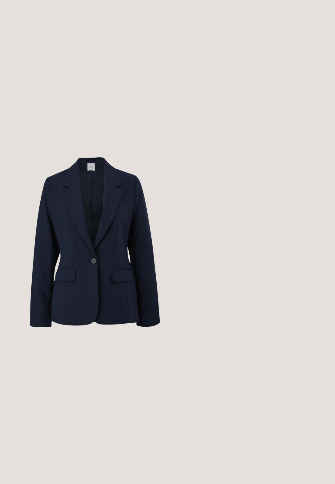 Navyblauer Blazer aus glattem Stoff, mit einem einzelnen Knopfverschluss, Reverskragen und zwei vorderen Taschen. Einfaches, strukturiertes Design.; Baumwollpullover mit langen Ärmeln in Navy-Blau und Creme mit horizontalen Streifen, rundem Ausschnitt und cropped Design sowie gerippten Akzenten.; Khakihosen mit taillierter Passform, hoher Taille, zwei vorderen Falten und schmal zulaufenden Beinen; glattes Material ohne Muster oder Verzierungen.; Beiger Lederloafer mit Quastenverzierung, Mokassinnaht und niedrigem Holzabsatz, seitlich auf weißem Hintergrund dargestellt.; Quadratischer Schal aus cremefarbenem Stoff mit wiederholten kleinen "CHG"-Buchstaben in hellen Farben und einem dünnen gepunkteten blauen Rand.; Hellbraune Ledertasche mit langen Griffen und kleinem Cartoon-Anhänger mit einem Gesicht mit Sonnenbrille, auf weißem Hintergrund.