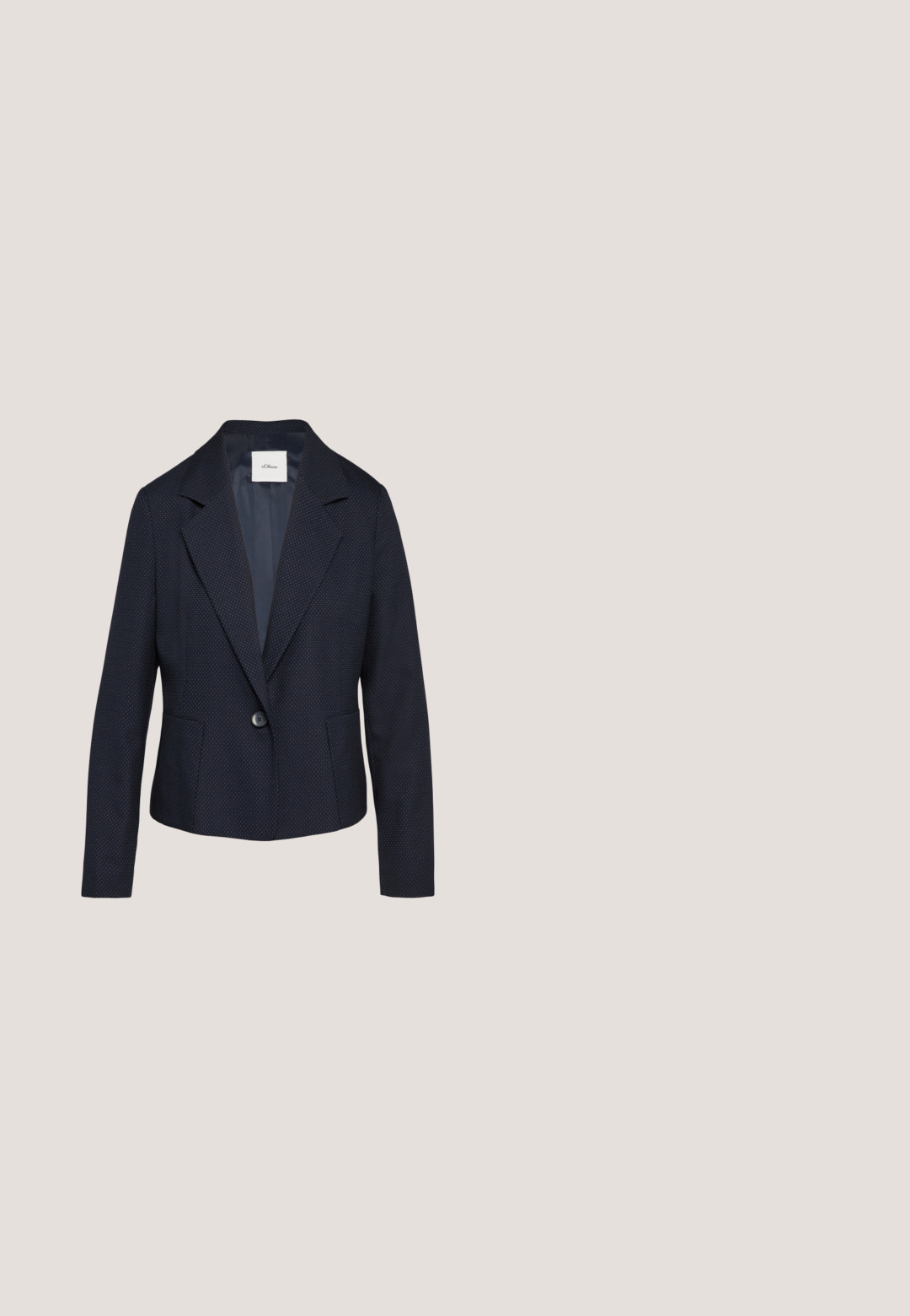 Marineblazer mit Pünktchenstruktur, Ein-Knopf-Verschluss und Reverskragen. Verfügt über zwei Fronttaschen und ein glattes Innenfutter.; Navy gestrickter Pullover mit V-Ausschnitt, kurzen Ärmeln, weißem Rand, gemusterter Textur und "PEPE JEANS"-Logo auf der Vorderseite.; Weißes Langarmhemd mit Kragen, Knopfleiste und Manschetten. Hergestellt aus glattem Stoff mit einer taillierten Passform und ohne sichtbare Muster.; Navy-farbener Faltenrock aus einem weichen Stoff. Verfügt über einen breiten elastischen Bund und endet knapp über dem Knie mit einer glatten Textur.; Braune Lederloafers mit glatter Textur, abgerundetem Zehenbereich, einem Detail mit vorderem Riemen und niedrigem schwarzen Gummihoch.; Dunkelblaues quadratisches Tuch mit einem hellblauen und weißen Blumenmuster und einem dünnen weißen und blauen Rand.