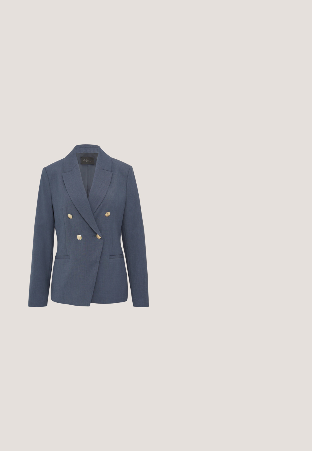 Marineblauw double-breasted blazer met goudkleurige knopen, notch-lapels en twee voorkruimelpockets. Getailleerde pasvorm met een soepele textuur.; Gebreide mouwloze trui in roomwit met diepe V-hals. Voorzien van marineblauw en wit gestreepte rand bij de halslijn en zoom, met logo-detail.; Beige geplooide rok met een gladde textuur, knielange pasvorm en een aansluitende tailleband. Gemaakt van lichte stof met subtiele stikdetails.; Bruine leren instappers met een ronde neus, voorzien van een decoratieve gouden hardwareaccent. Platte zool en een glanzende afwerking.; Witte vierkante sjaal met een marineblauwe geometrische rand en een in elkaar grijpende G-vormige knoop in het midden, GANT-logo in de hoek.; Bruine leren Michael Kors handtas met bovenhandvat, klepsluiting en gouden MK-logo hanger op een effen lichte achtergrond.