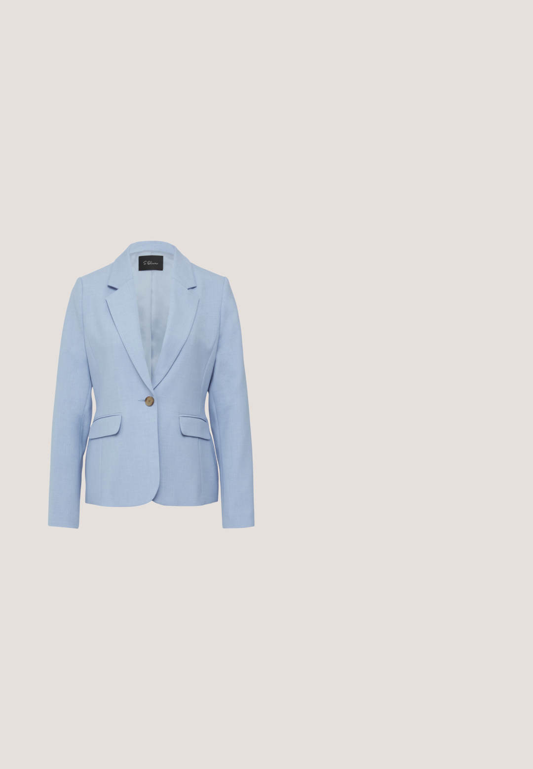 Blazer azul claro con un diseño estructurado, cierre de un solo botón y dos bolsillos frontales. Fabricado con tela texturizada.; Camisola de satén azul claro con finos tirantes ajustables y un ligero escote en V, mostrada sobre un fondo liso.; Pantalones de pierna ancha en azul claro con frente plano, pliegues y dos botones negros en la cintura. Fabricados en una tela suave con un acabado limpio.; Zapato slingback de color azul claro con punta cerrada, capuchón blanco, un lazo decorativo y un tacón ancho. Textura suave con detalles en forma de ondas.; Bolso tote DKNY azul claro con asas blancas, colgante con la letra D en blanco y negro y un bolso con cremallera desmontable a juego en la parte delantera.; Pendientes de botón de oro con pequeñas flores de esmalte azul, piedras preciosas de color azul claro y rosa, y hojas de esmalte verde dispuestas en un racimo.